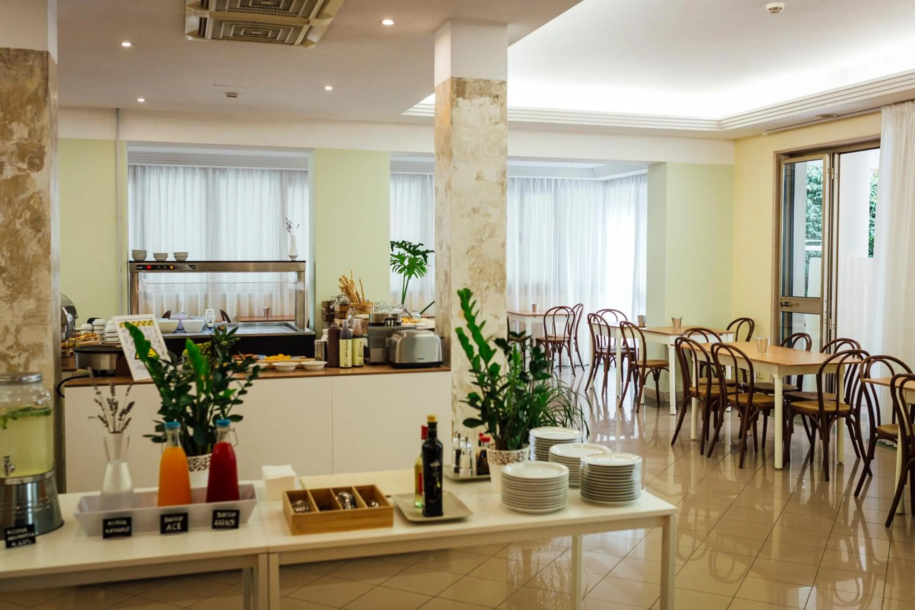 Restaurant/places to eat in Hotel Montecarlo