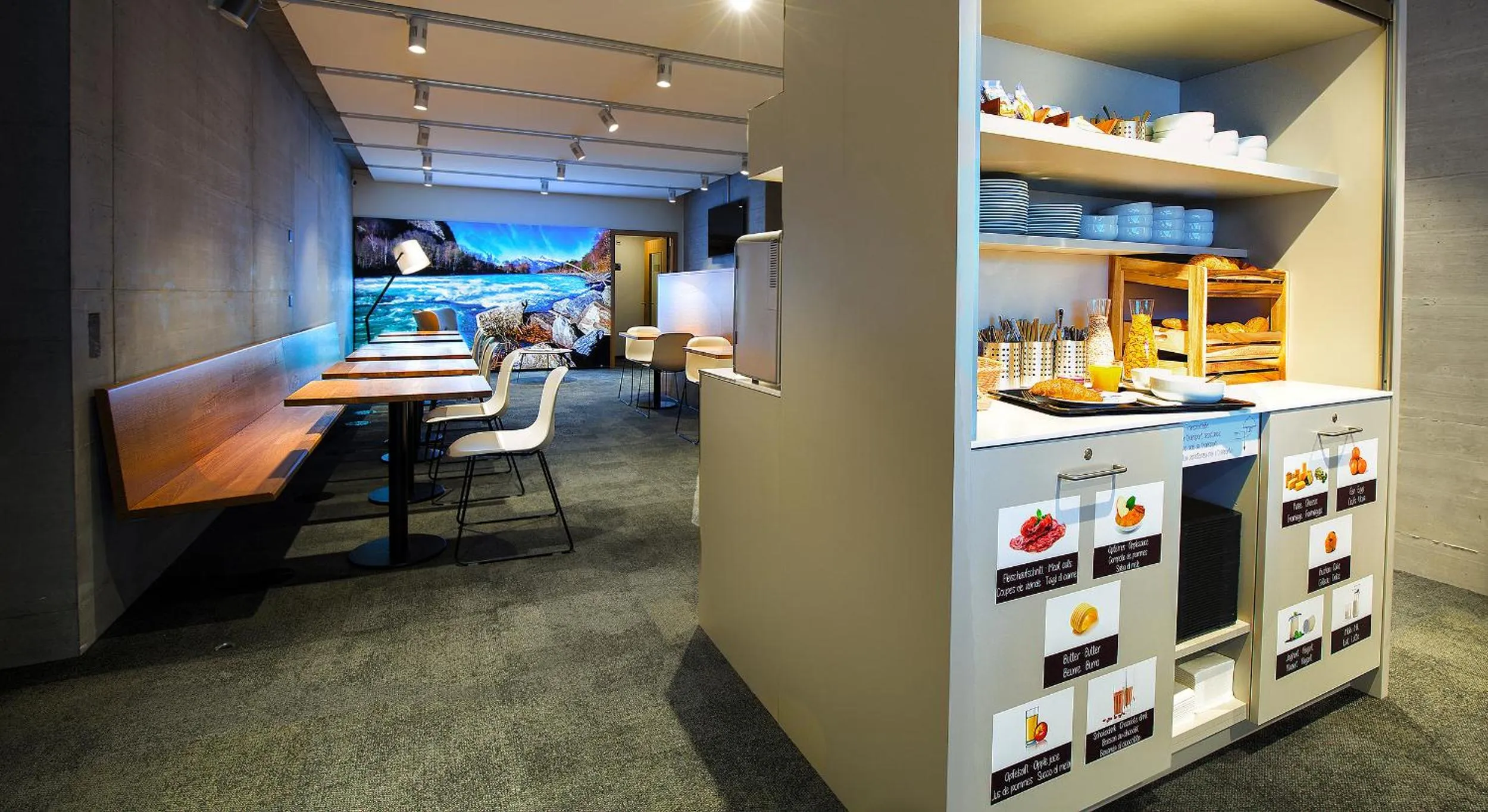 Communal lounge/ TV room in b_smart motel Landquart