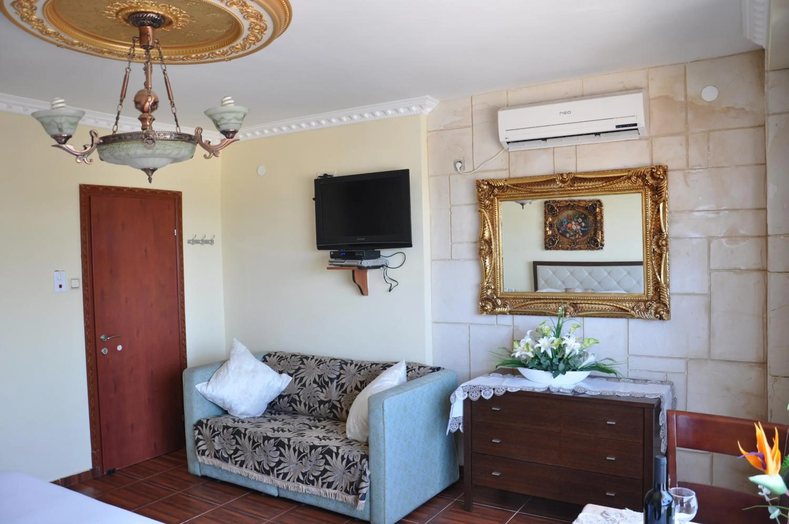 Seating area in Hotel Suites Bat Yam