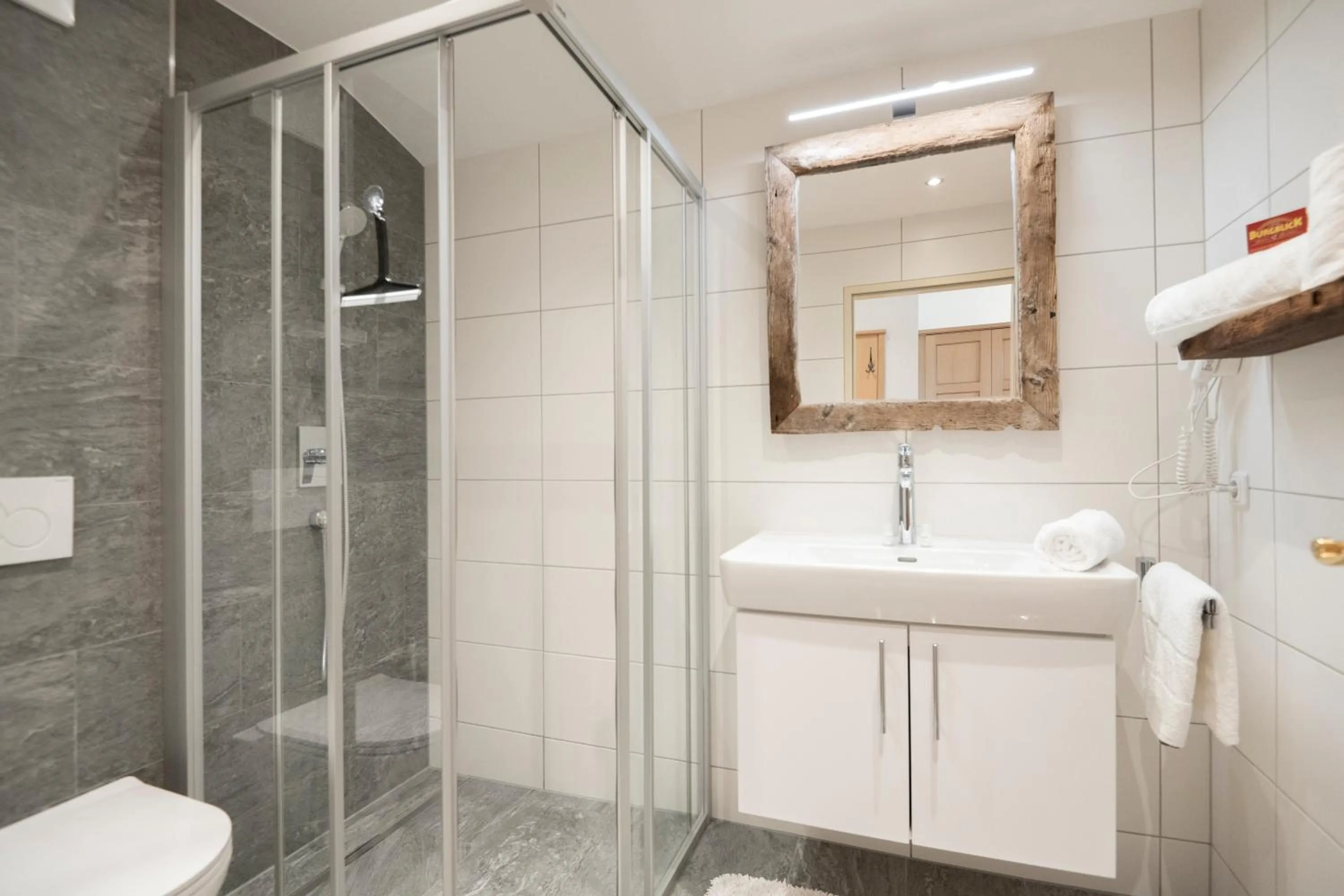 Shower in Hotel-Restaurant Burgblick