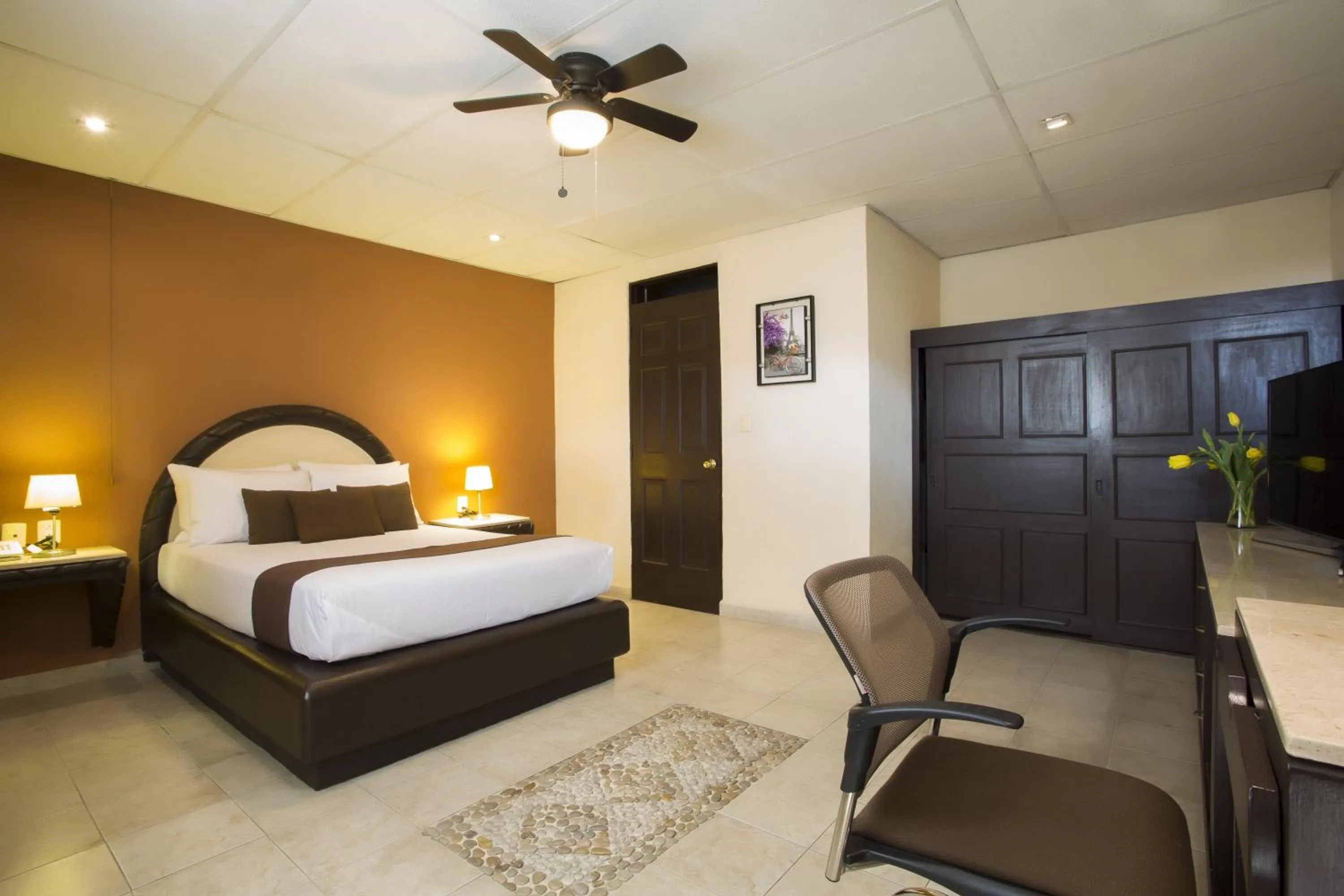 Photo of the whole room, Bed in Gamma Cuernavaca Puerta Paraiso