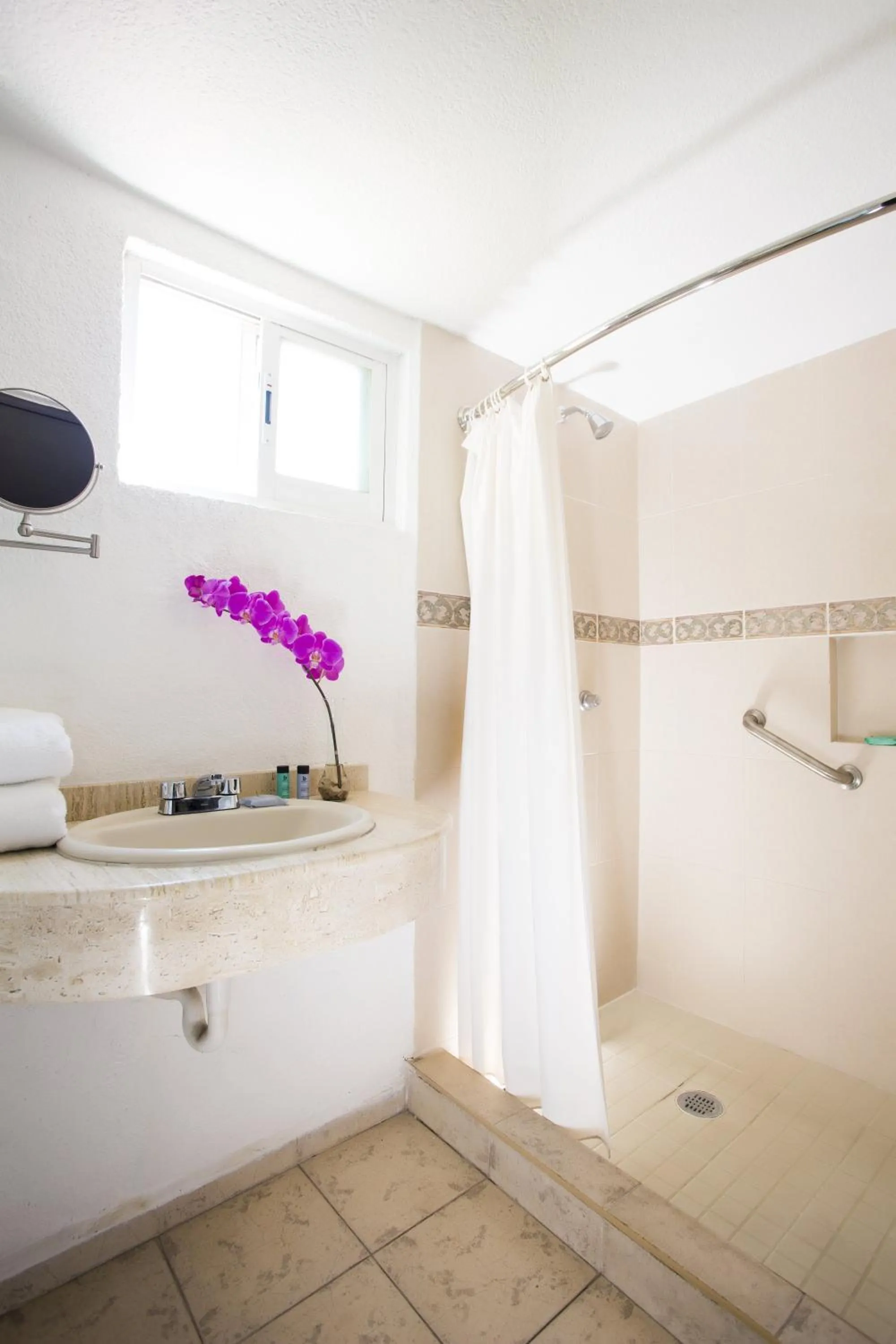 Photo of the whole room in Gamma Cuernavaca Puerta Paraiso