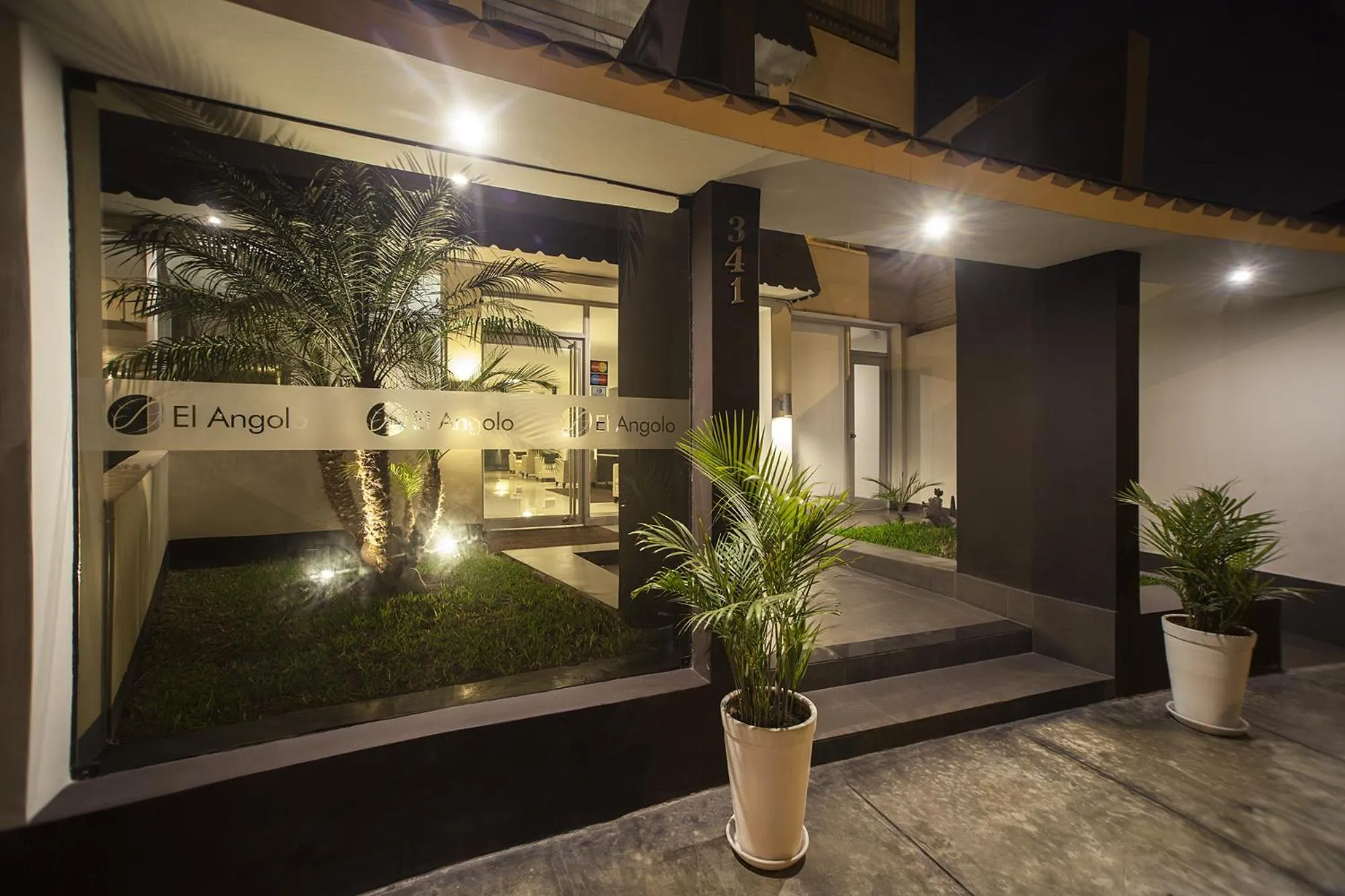 Facade/entrance in El Angolo