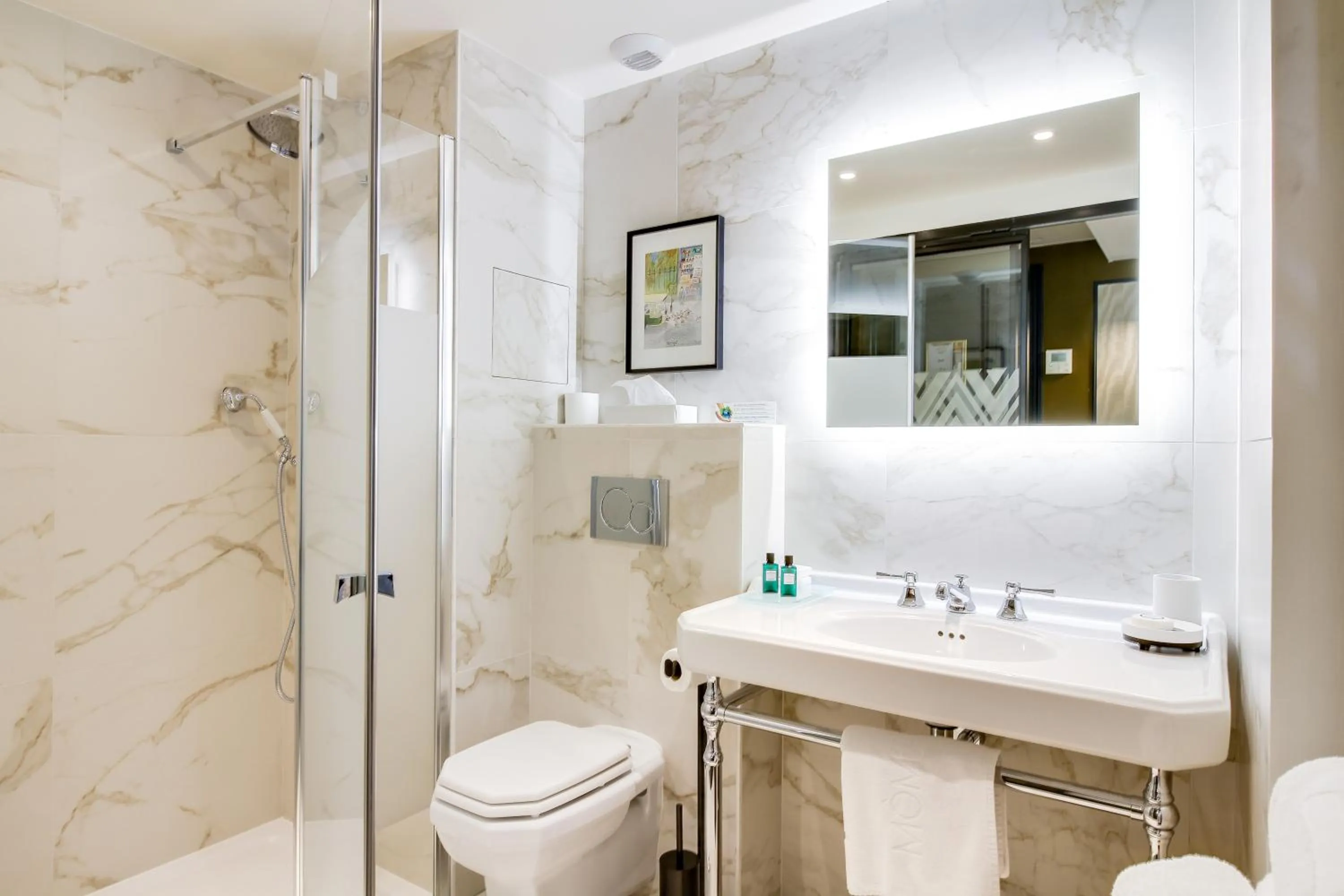 Bathroom in Mom'Art Hotel