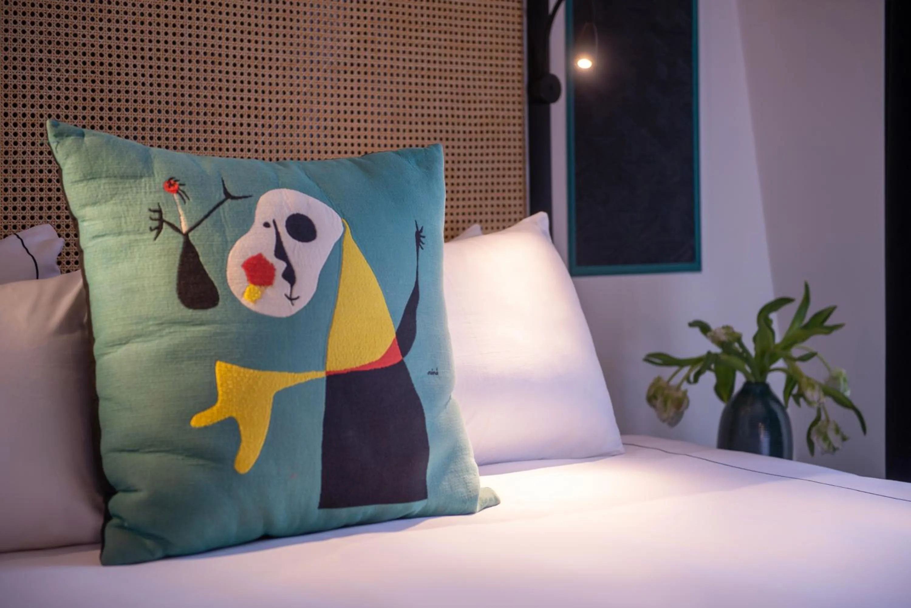 Bed in Mom'Art Hotel