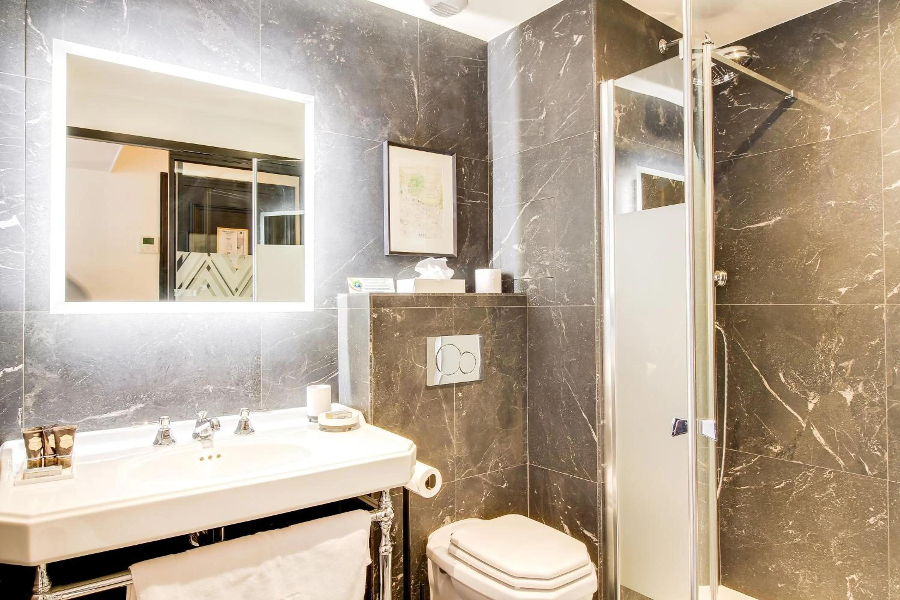 Bathroom in Mom'Art Hotel