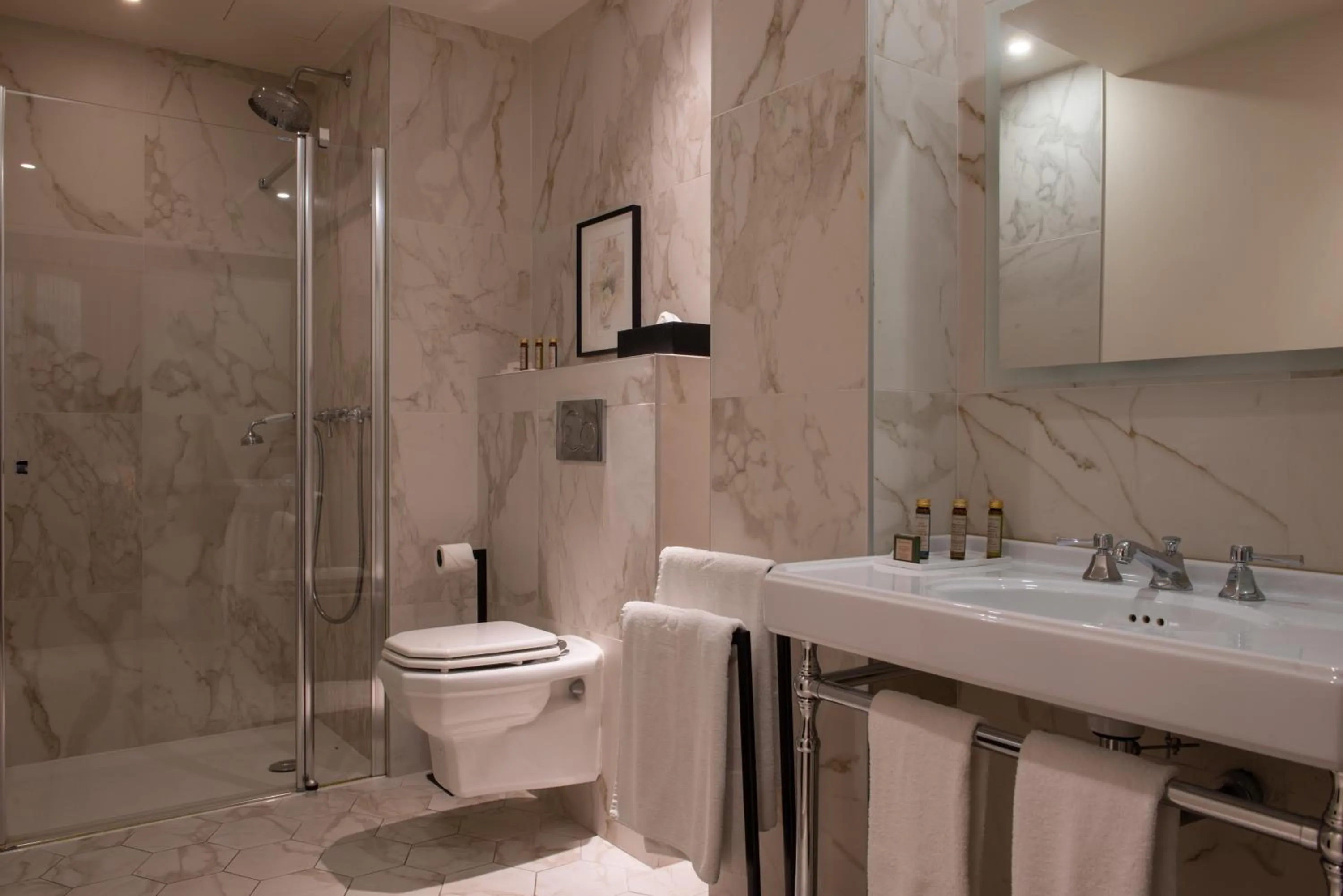 Bathroom in Mom'Art Hotel