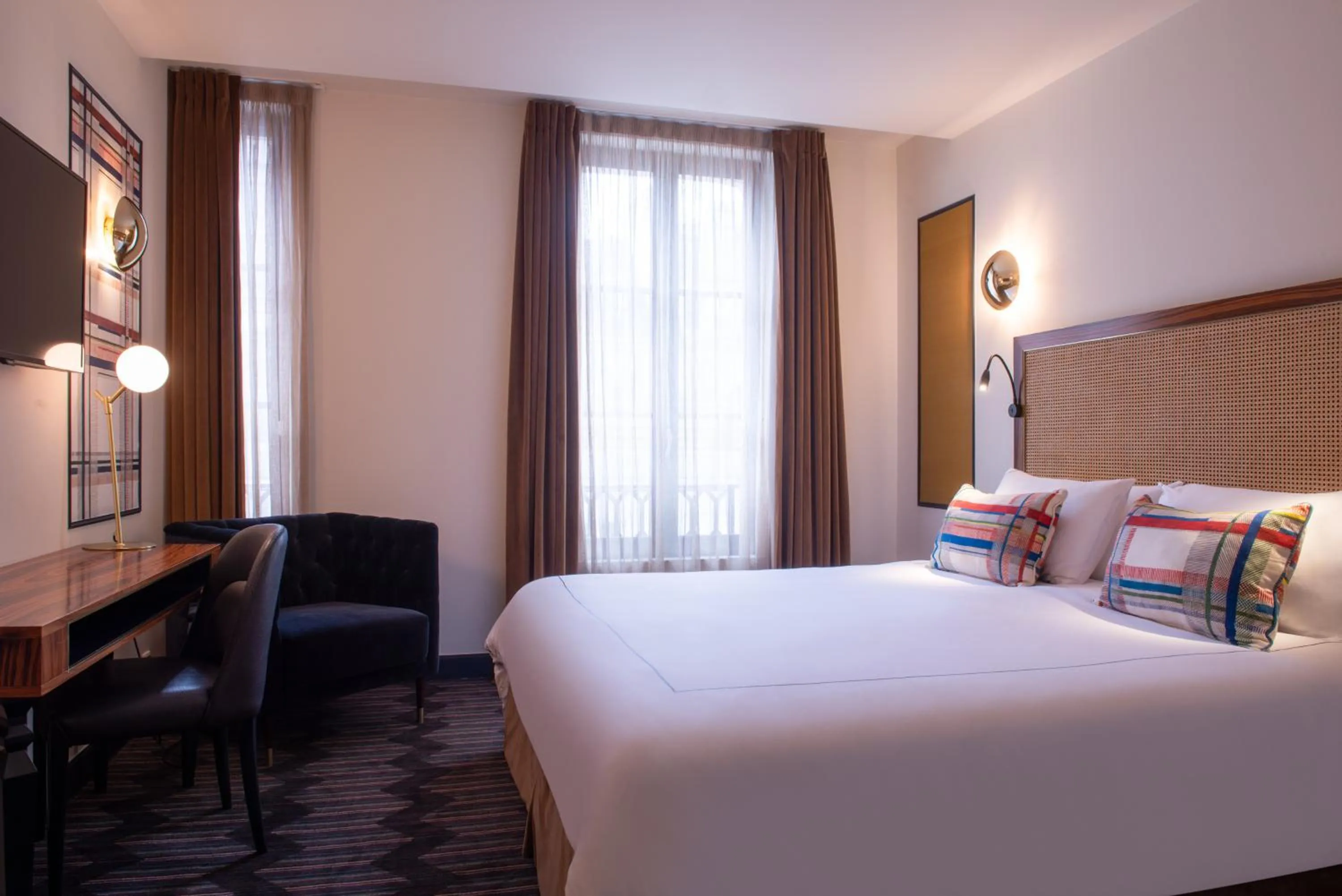 Bed in Mom'Art Hotel