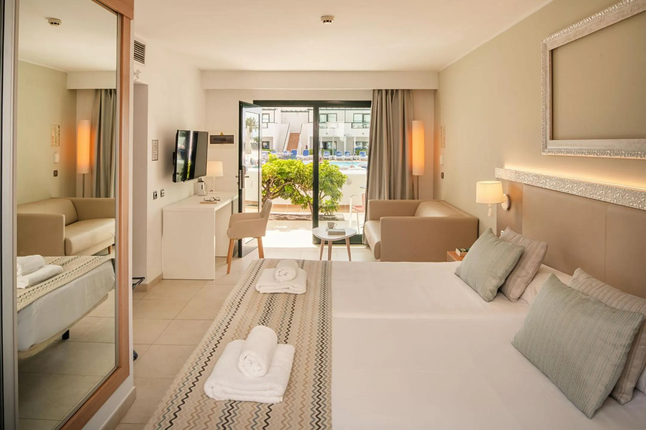 Bedroom, Bed in Hotel Pocillos Playa, solo Adultos