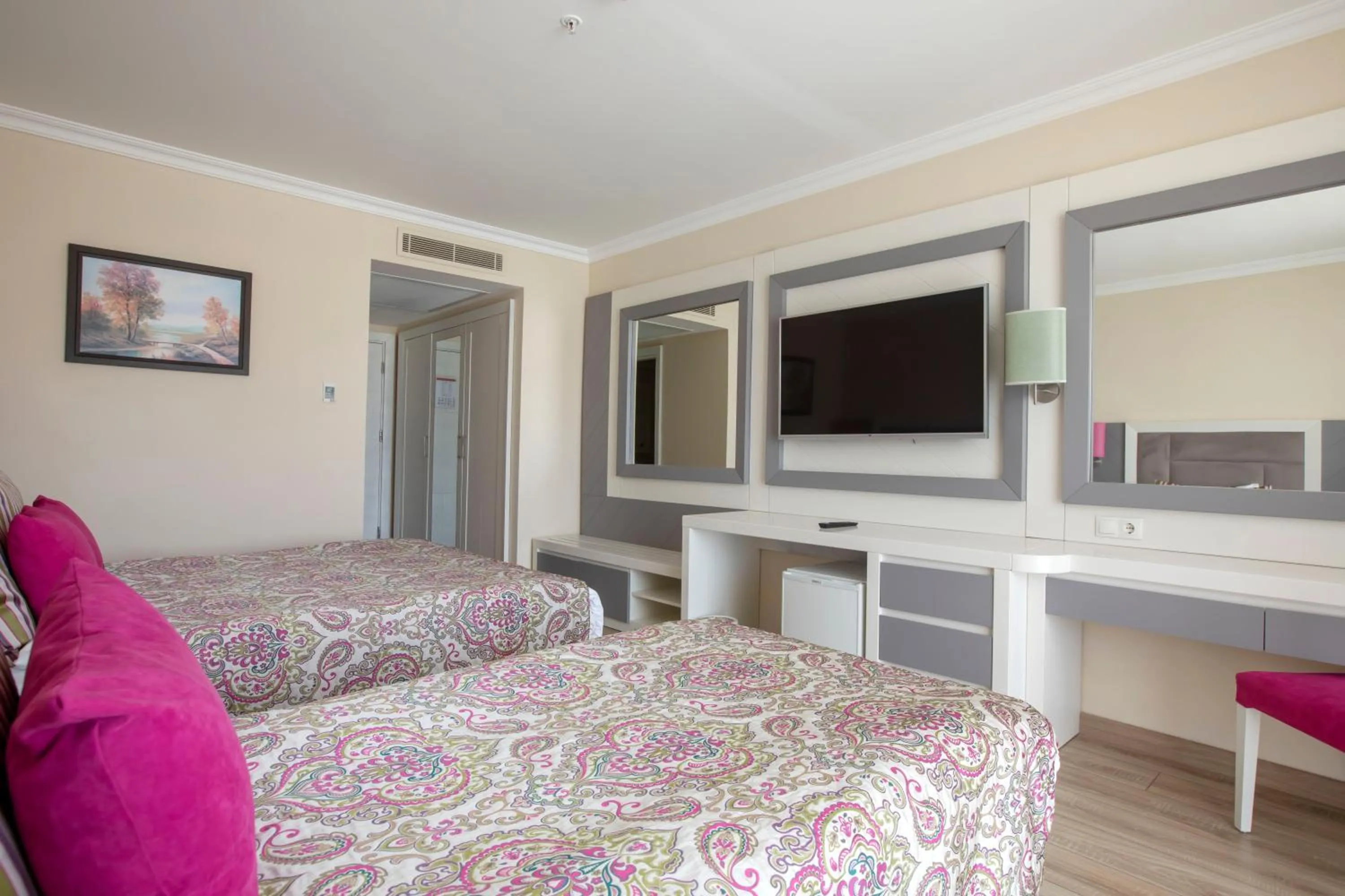 Photo of the whole room, Bed in Orange County Belek