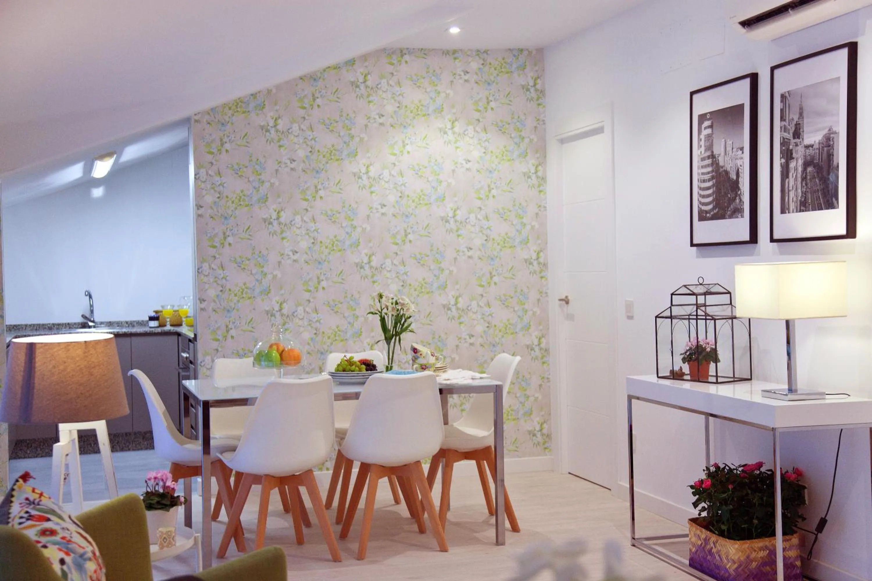 Dining area in Feelathome Madrid Suites Apartments