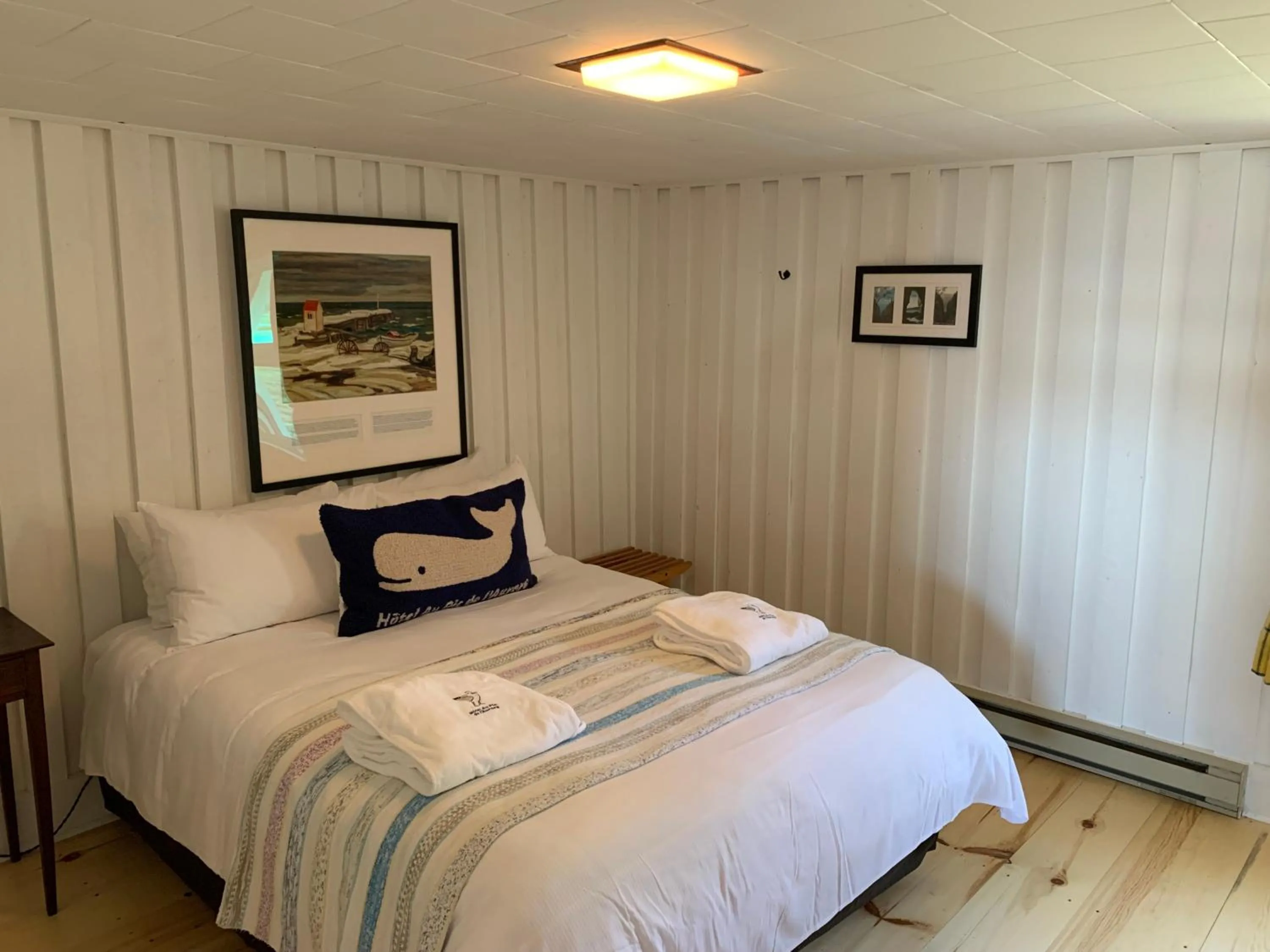 Bed in Au Pic de l'Aurore Motel-Chalets