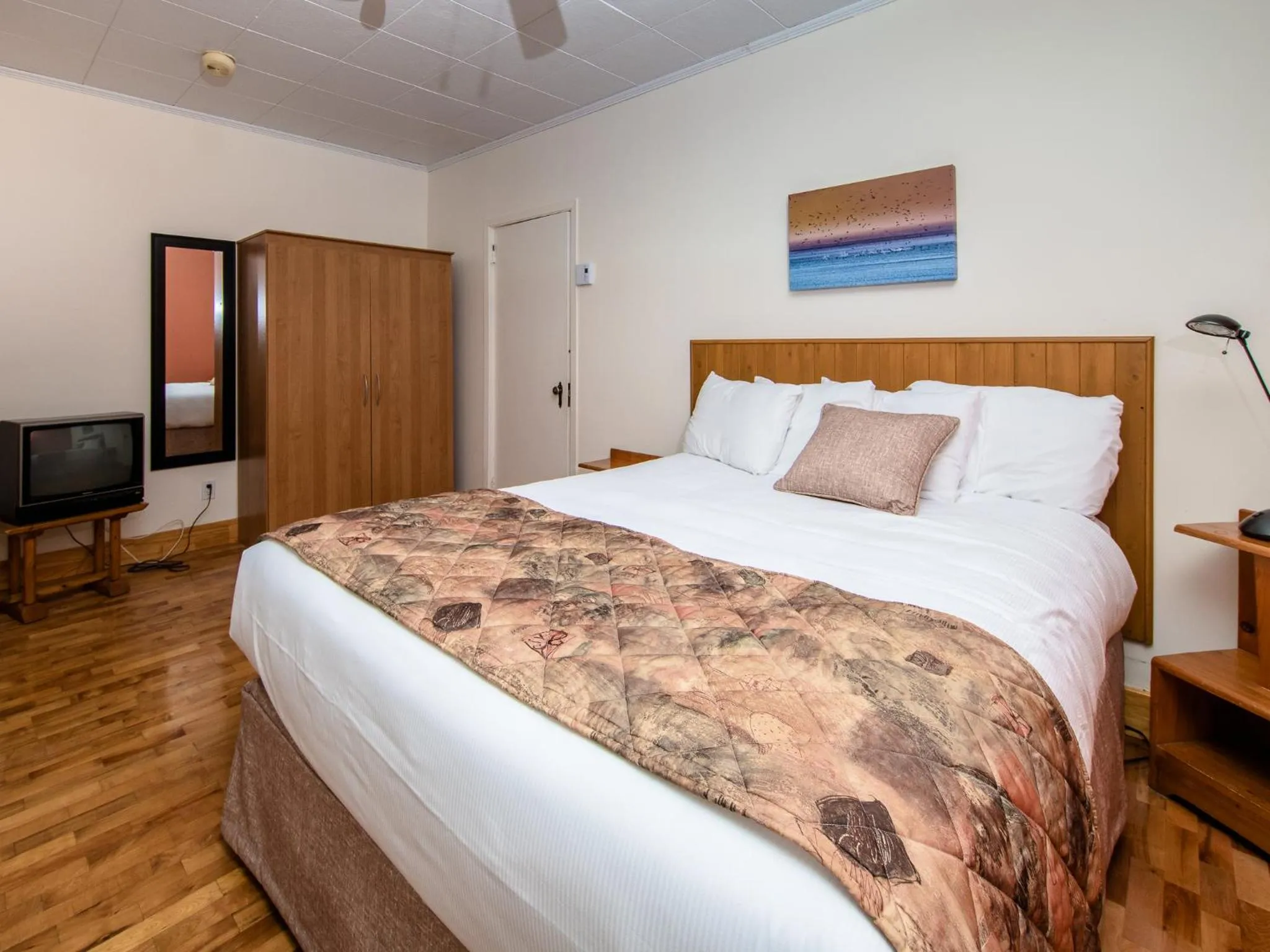 Bedroom, Bed in Au Pic de l'Aurore Motel-Chalets