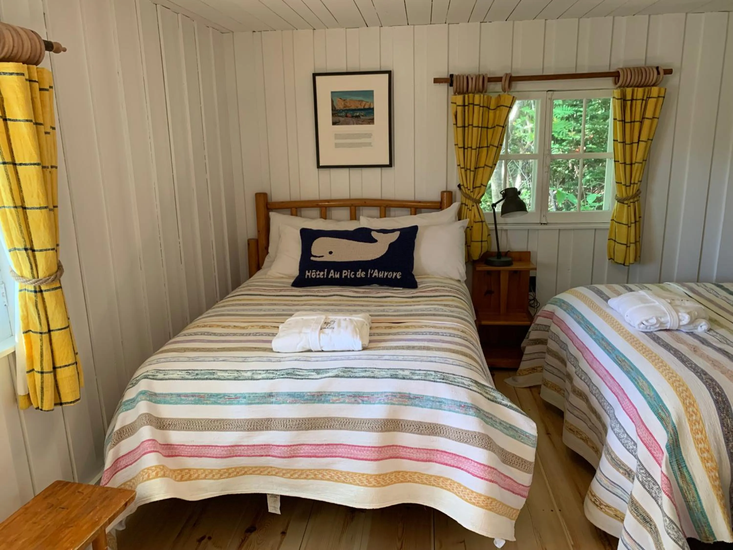 Bed in Au Pic de l'Aurore Motel-Chalets