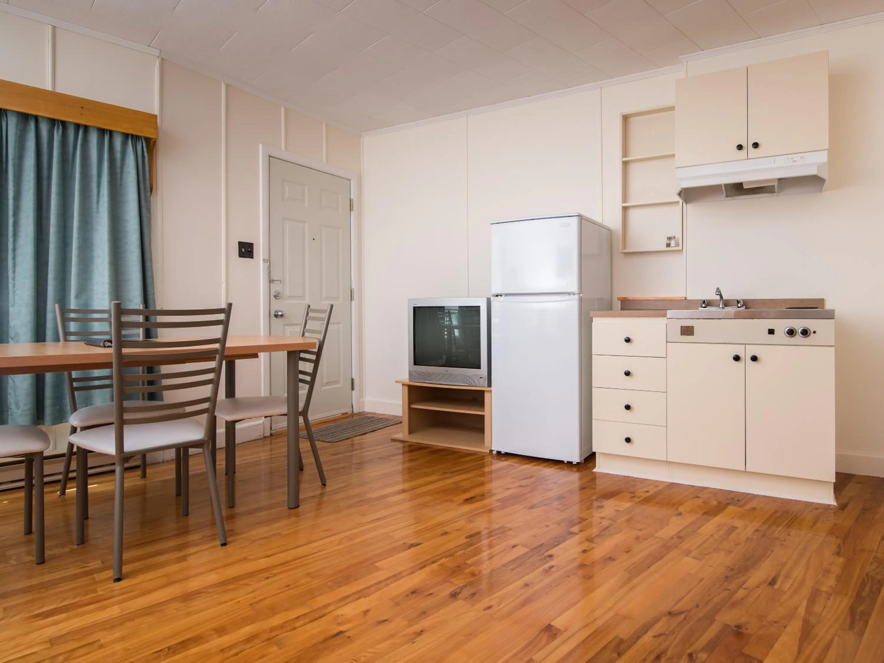 Kitchen or kitchenette in Au Pic de l'Aurore Motel-Chalets