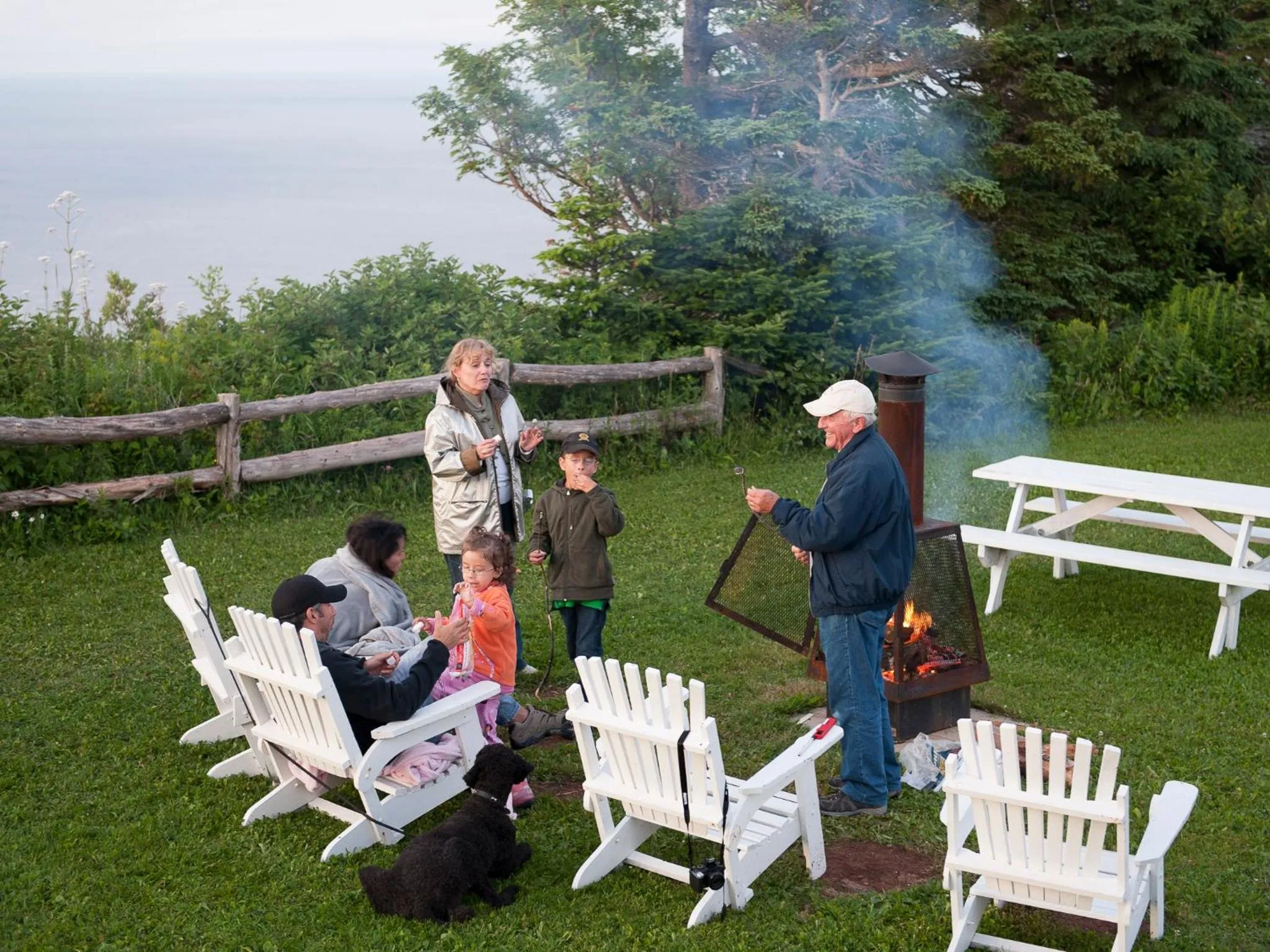 People in Au Pic de l'Aurore Motel-Chalets