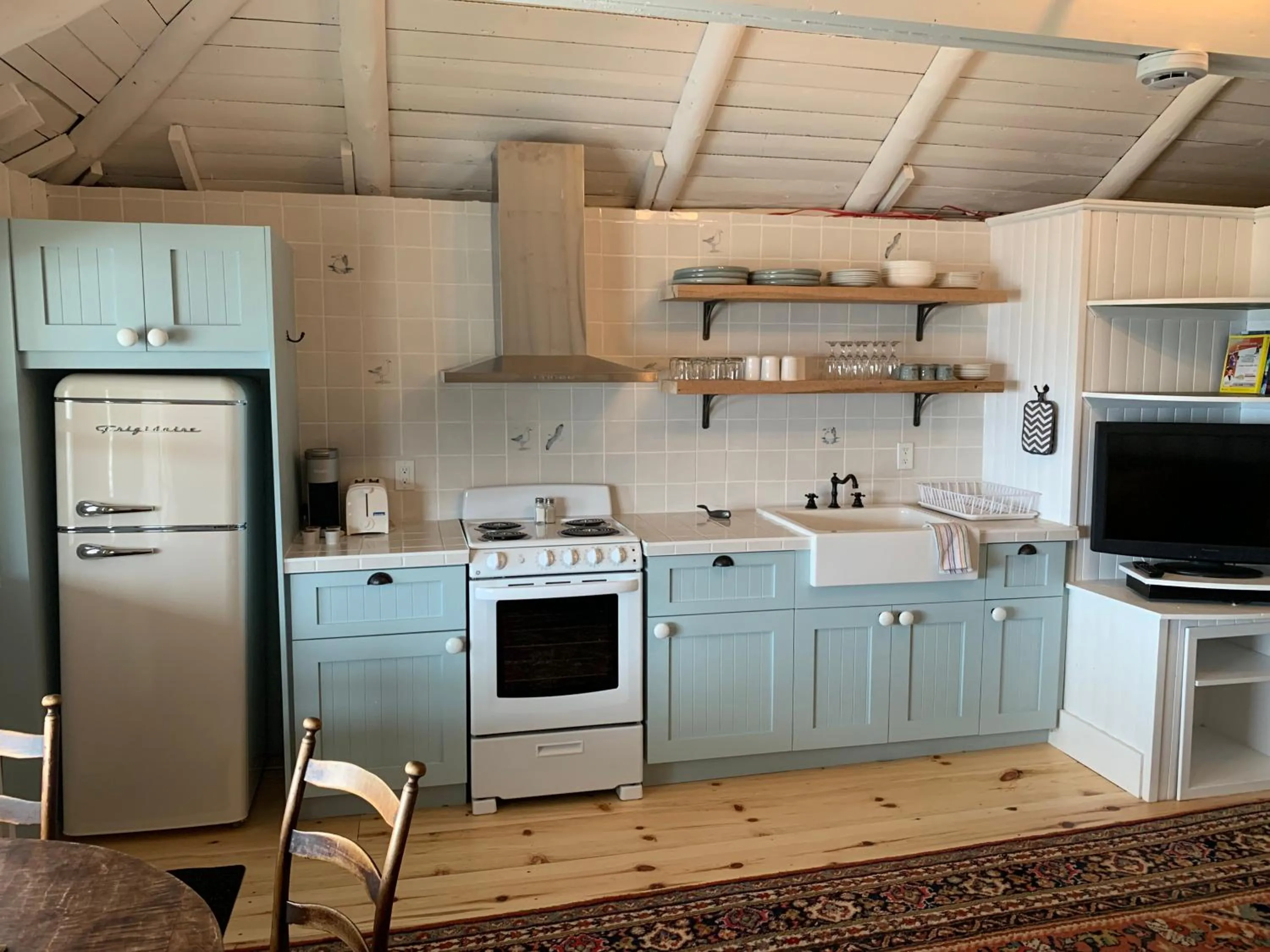 kitchen in Au Pic de l'Aurore Motel-Chalets