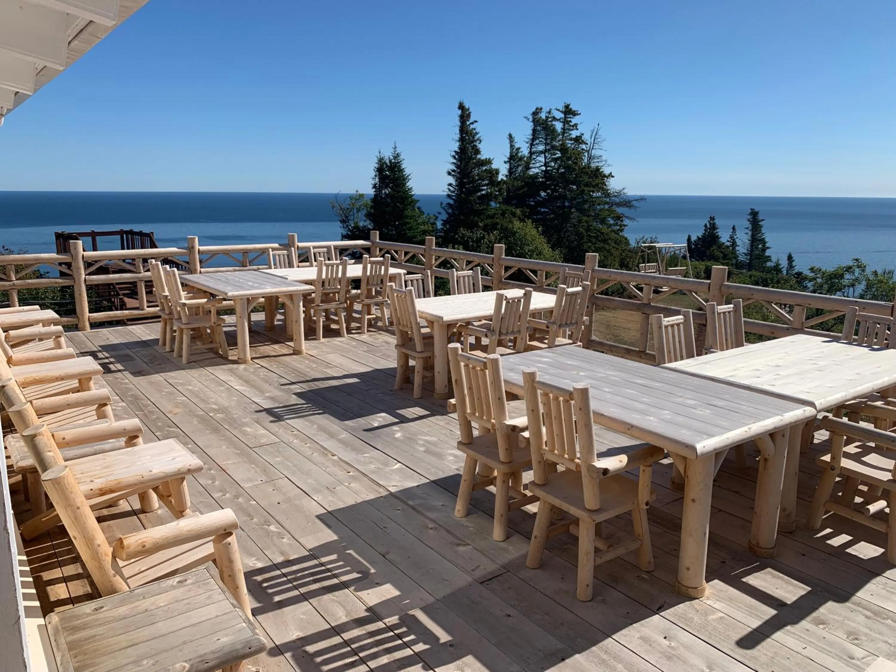 Patio in Au Pic de l'Aurore Motel-Chalets