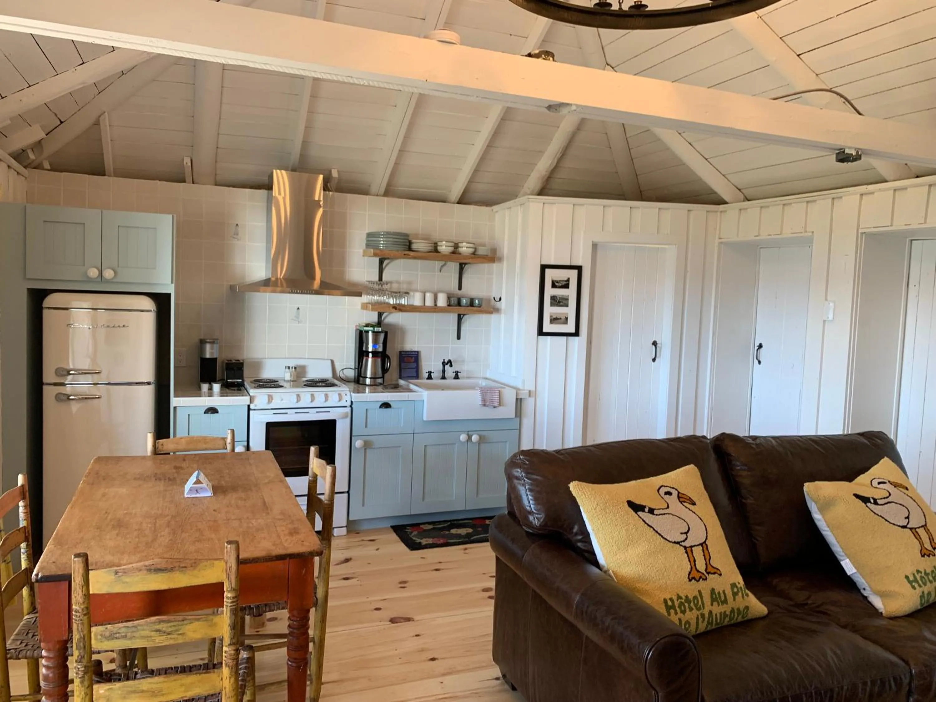 Kitchen or kitchenette in Au Pic de l'Aurore Motel-Chalets