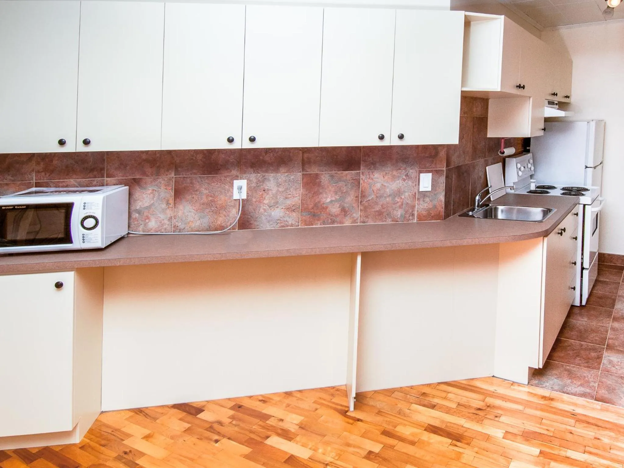 Kitchen or kitchenette in Au Pic de l'Aurore Motel-Chalets