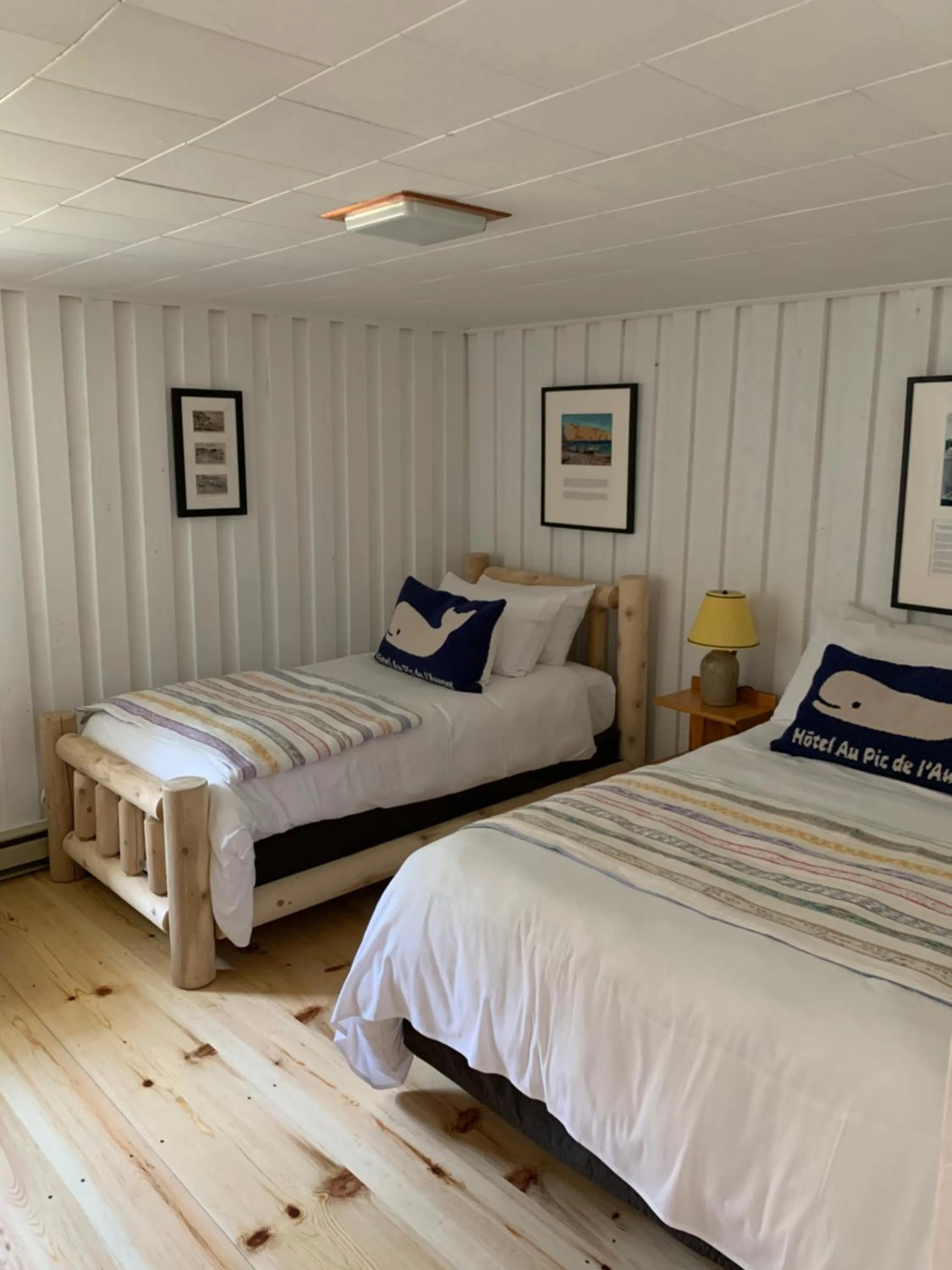 Bed in Au Pic de l'Aurore Motel-Chalets