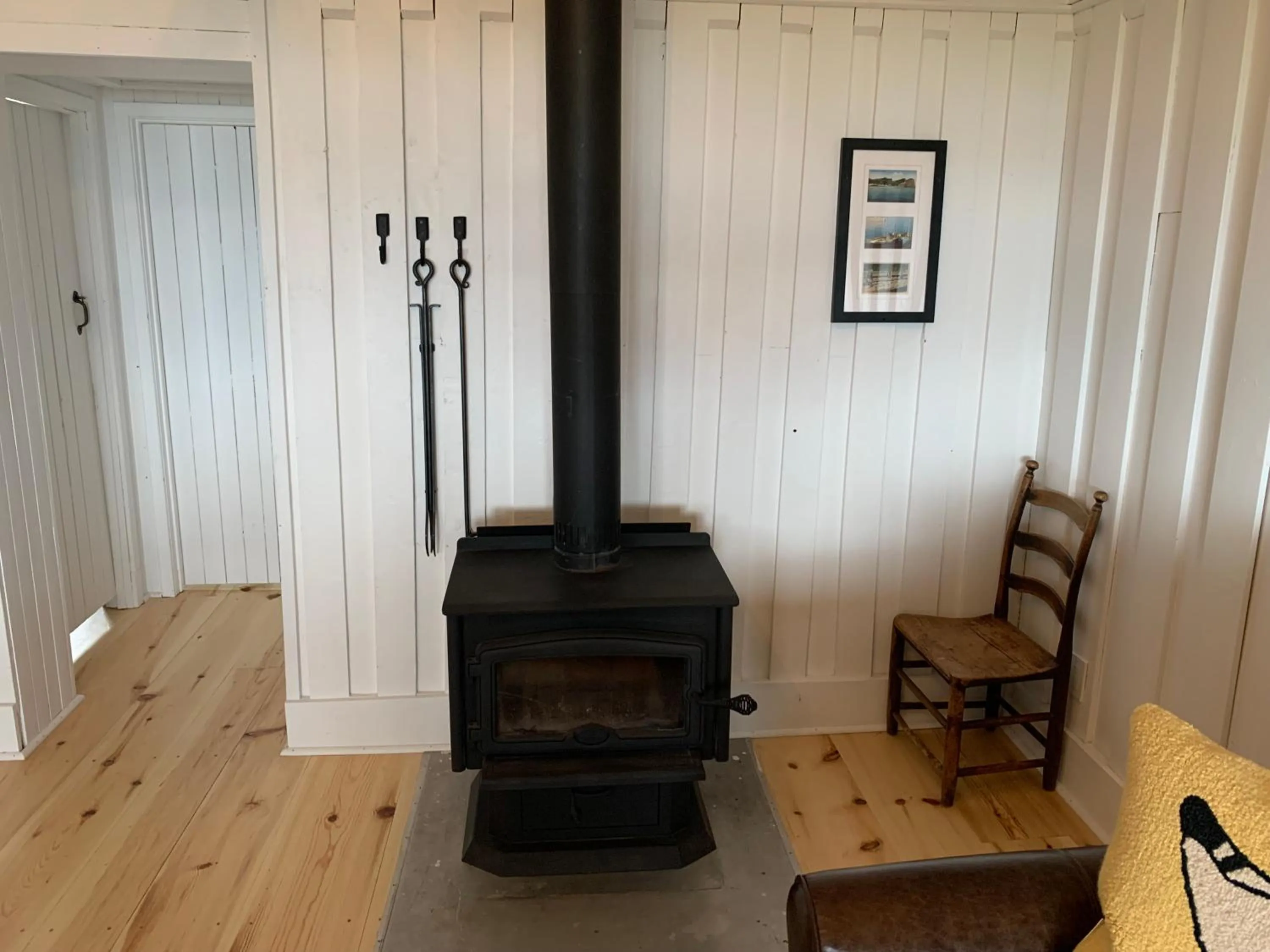 fireplace in Au Pic de l'Aurore Motel-Chalets