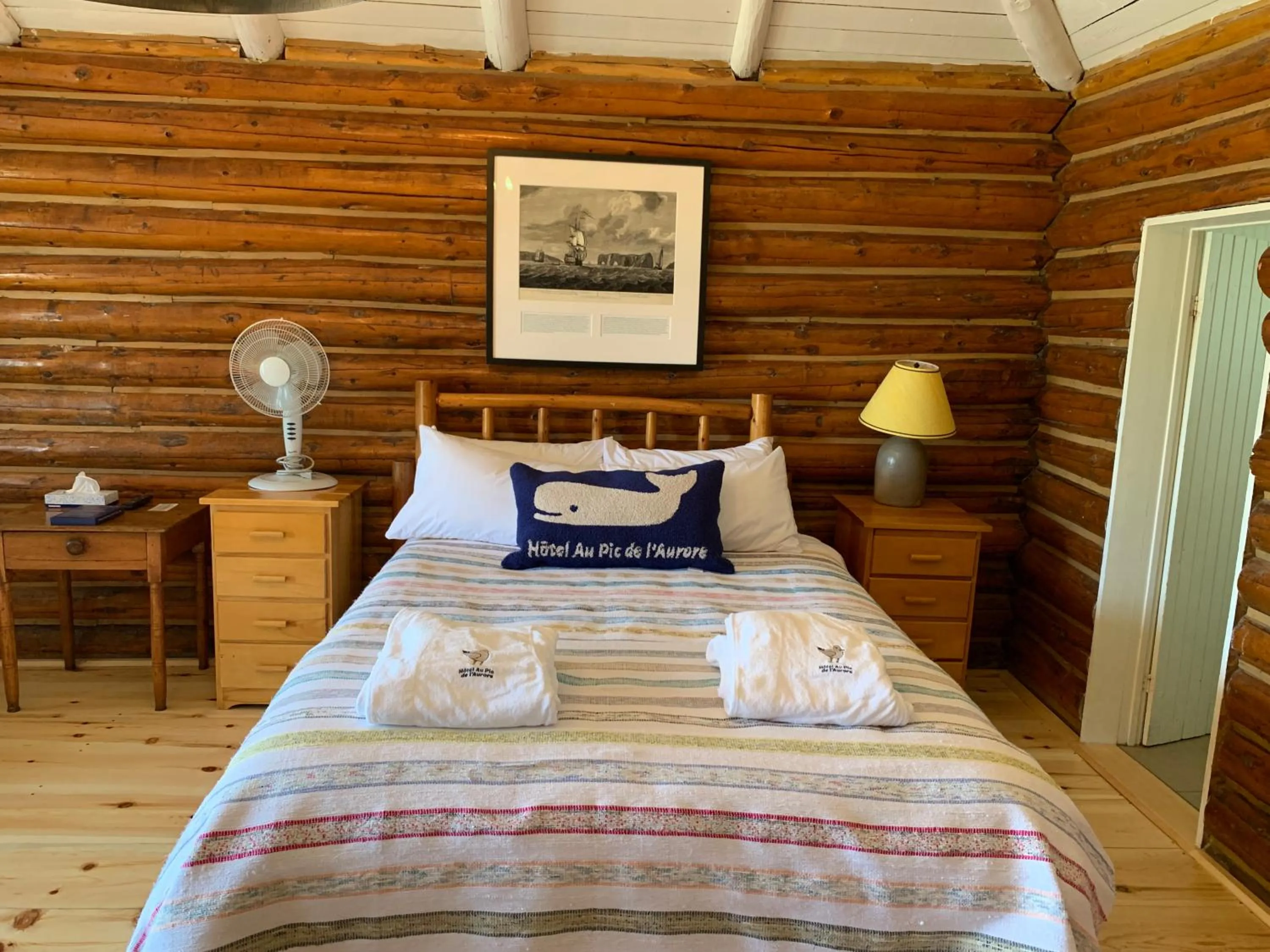 Bed in Au Pic de l'Aurore Motel-Chalets