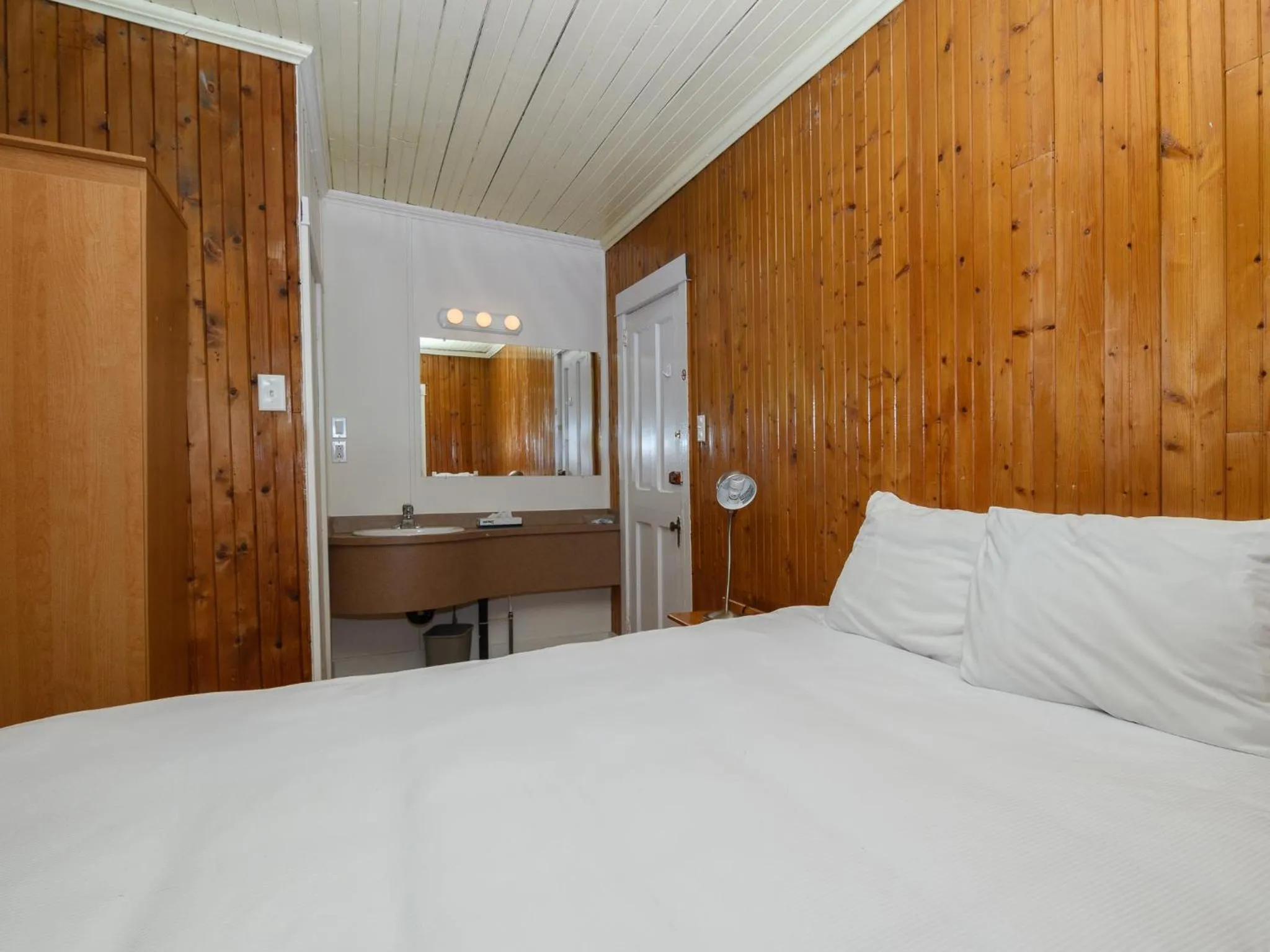 Photo of the whole room, Bed in Au Pic de l'Aurore Motel-Chalets