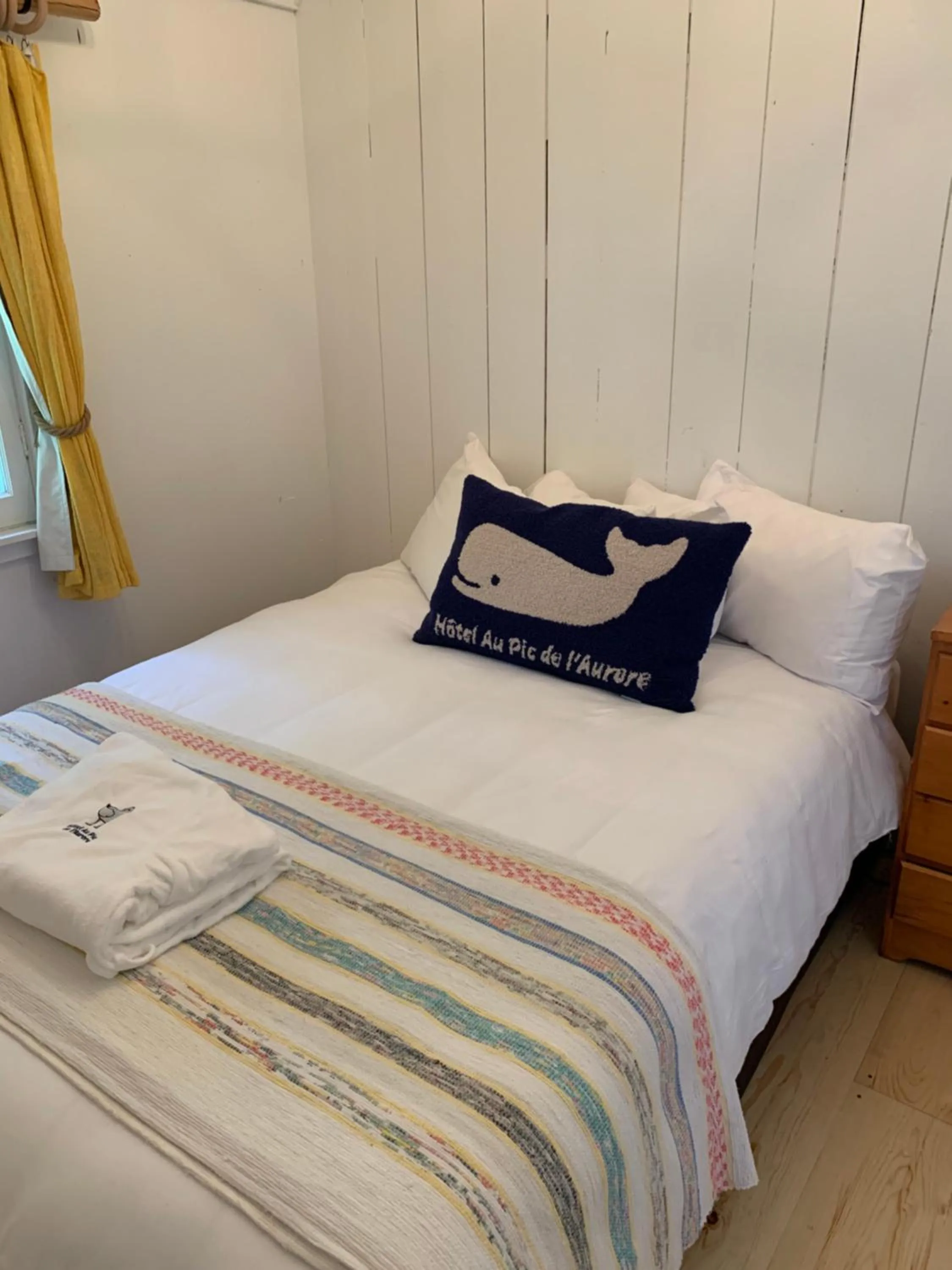 Bed in Au Pic de l'Aurore Motel-Chalets