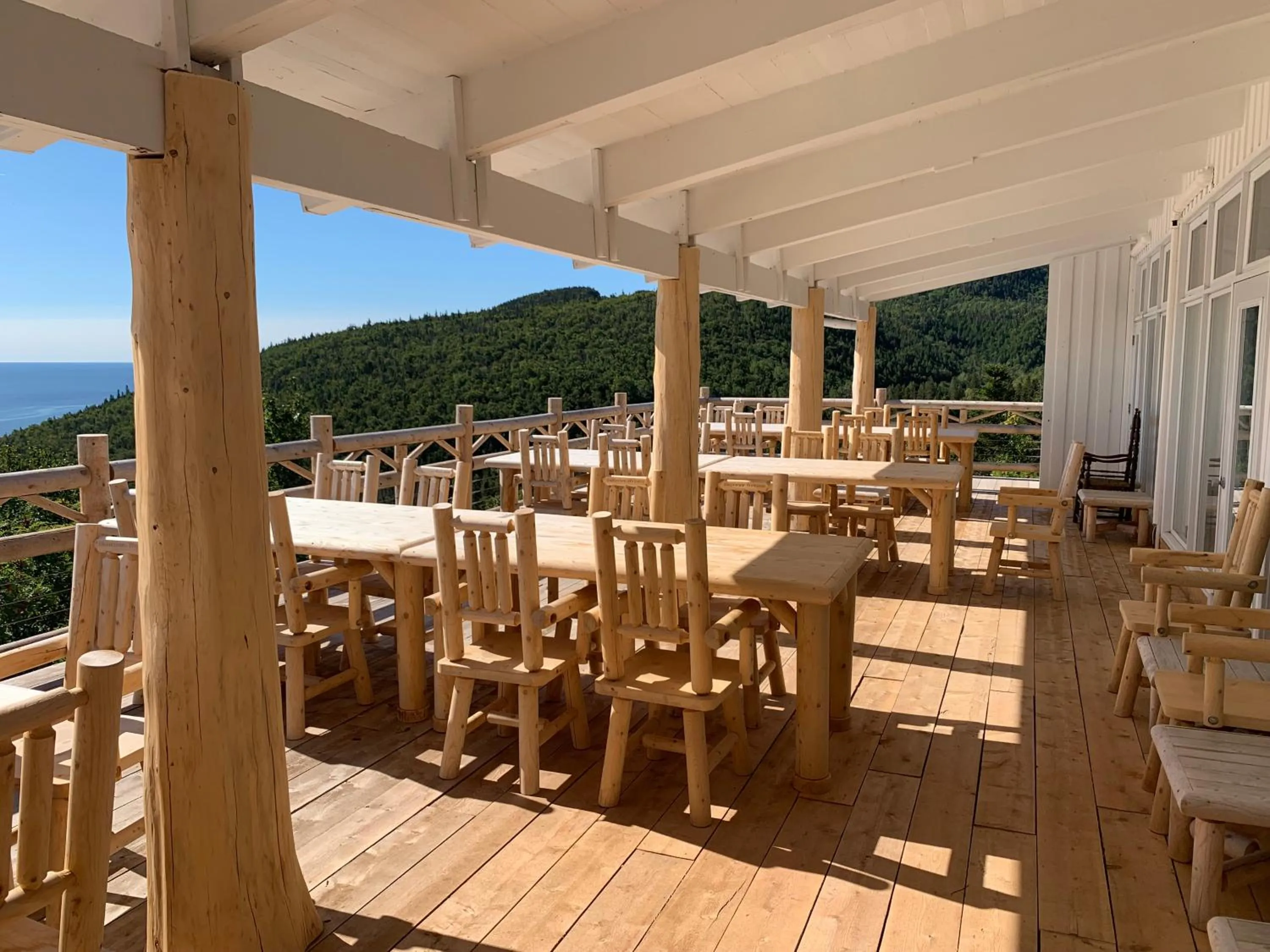 Patio in Au Pic de l'Aurore Motel-Chalets