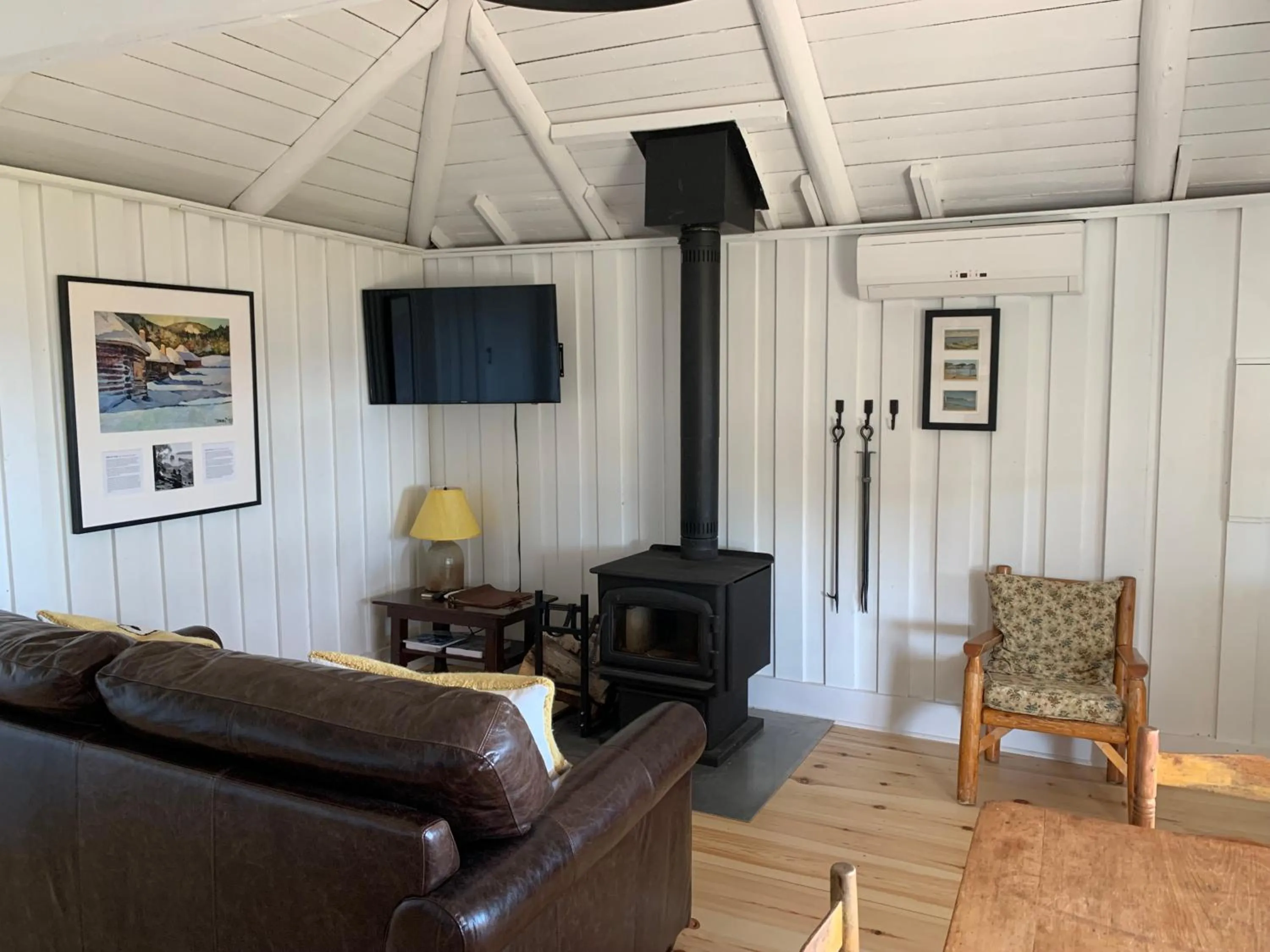 TV and multimedia in Au Pic de l'Aurore Motel-Chalets