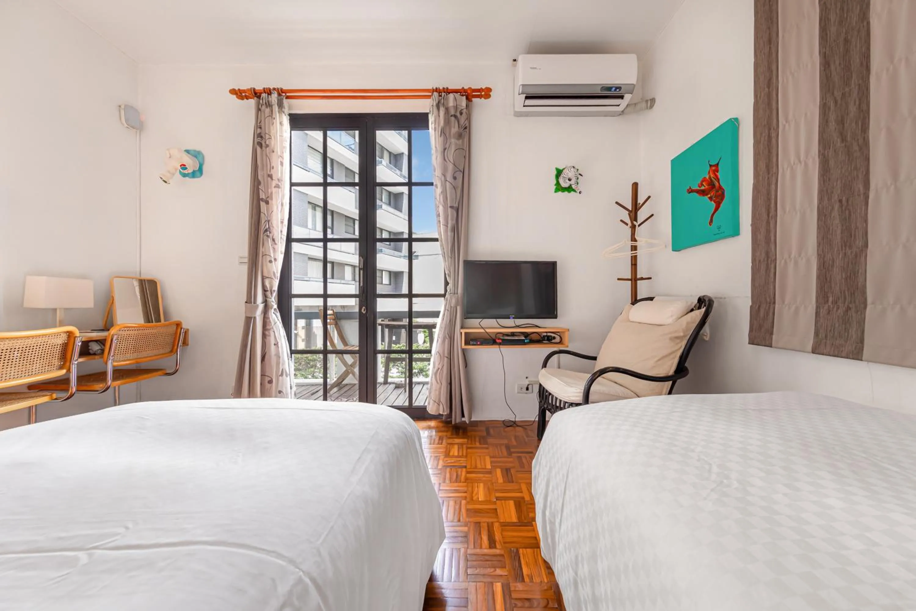 Photo of the whole room, Bed in IsShoNi house