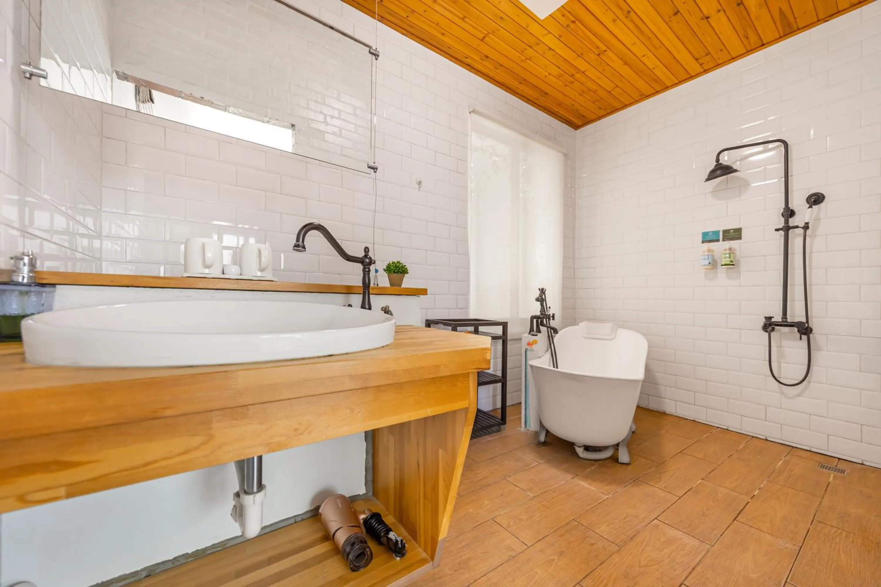 Bathroom in IsShoNi house