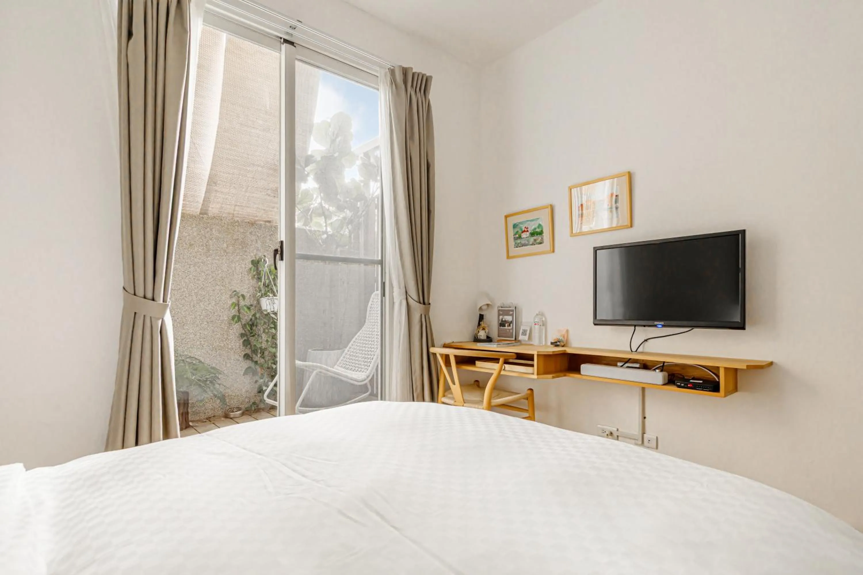 Photo of the whole room, Bed in IsShoNi house