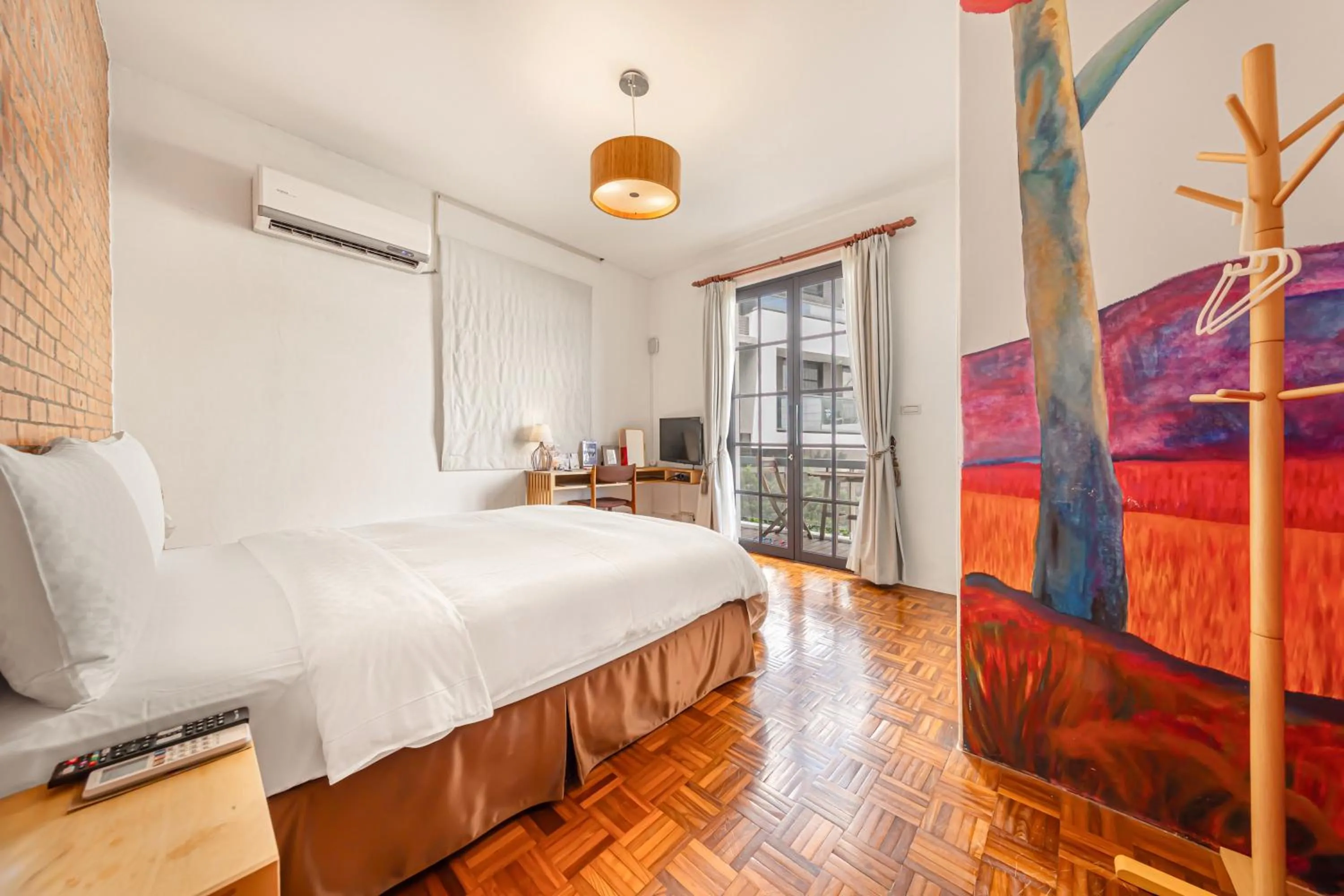 Photo of the whole room, Bed in IsShoNi house