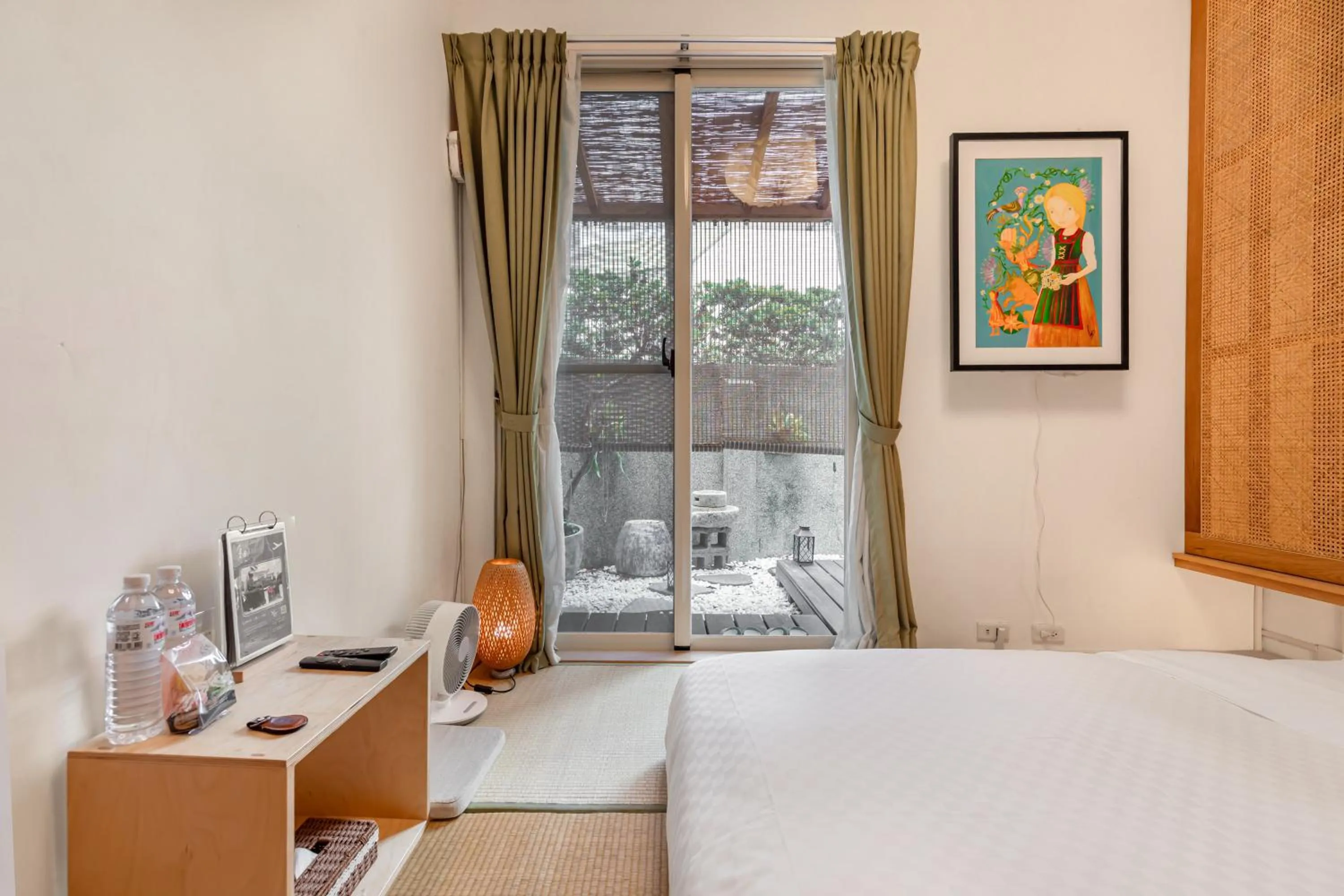 Photo of the whole room, Bed in IsShoNi house