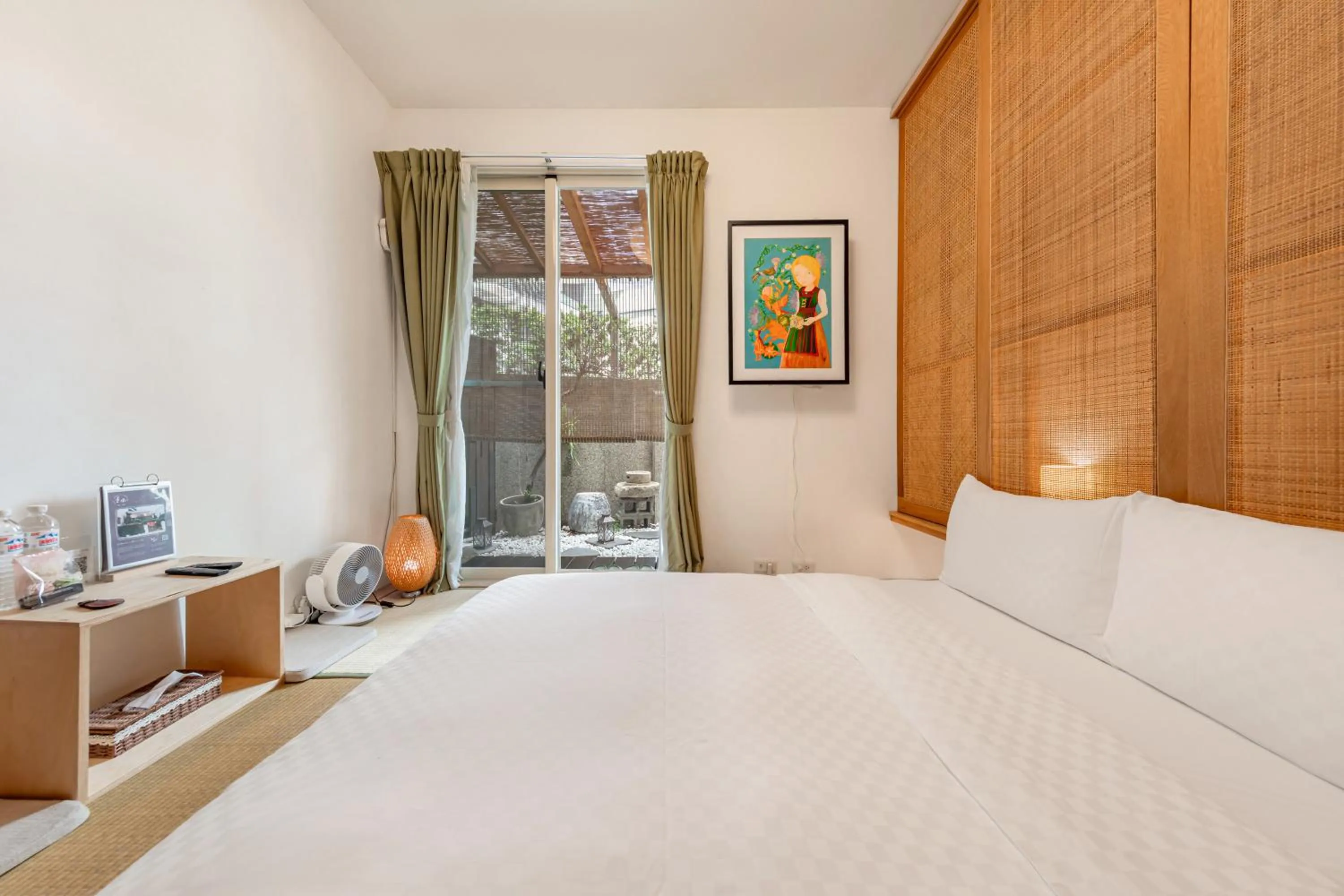 Photo of the whole room, Bed in IsShoNi house