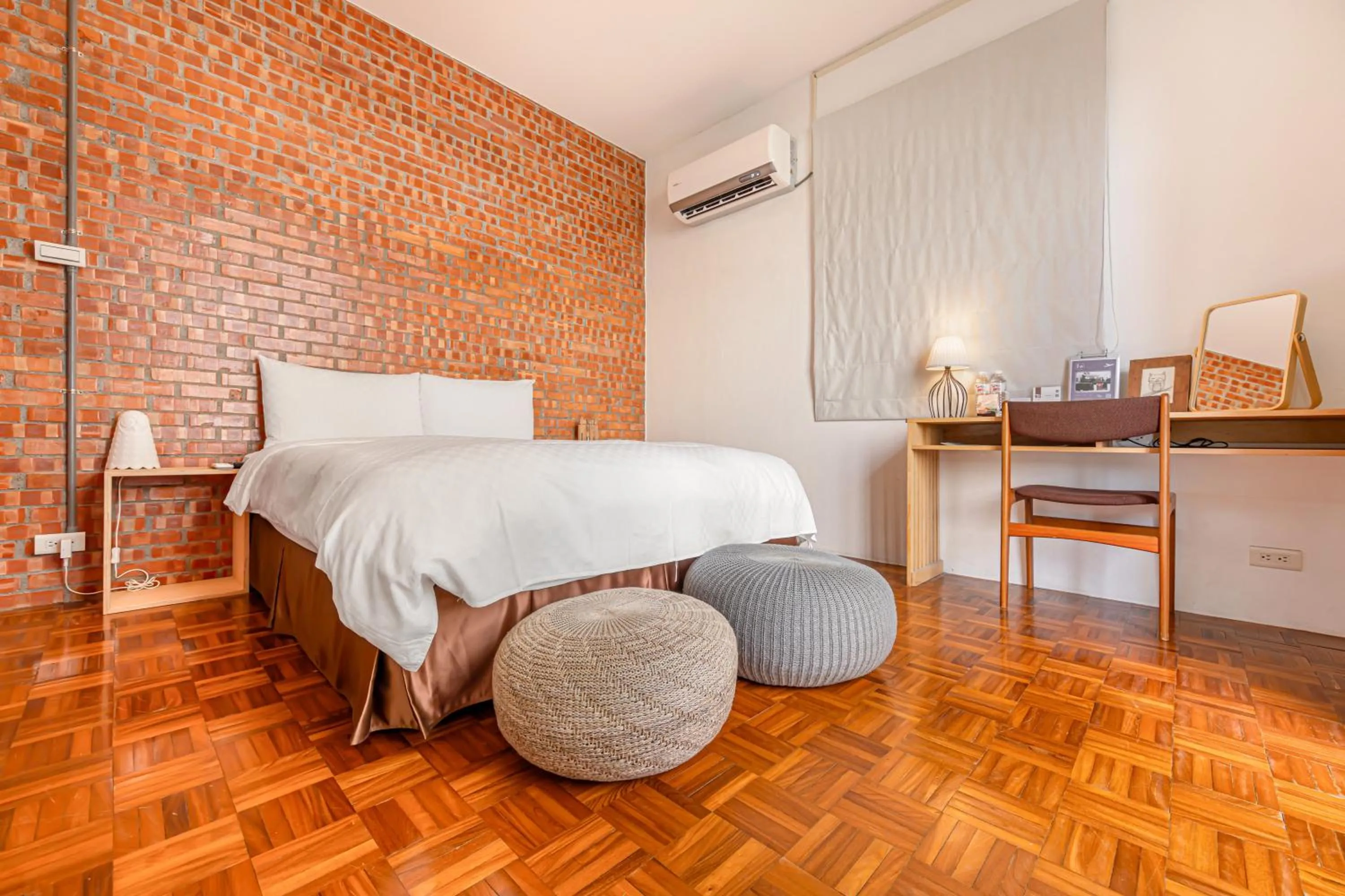 Photo of the whole room, Bed in IsShoNi house