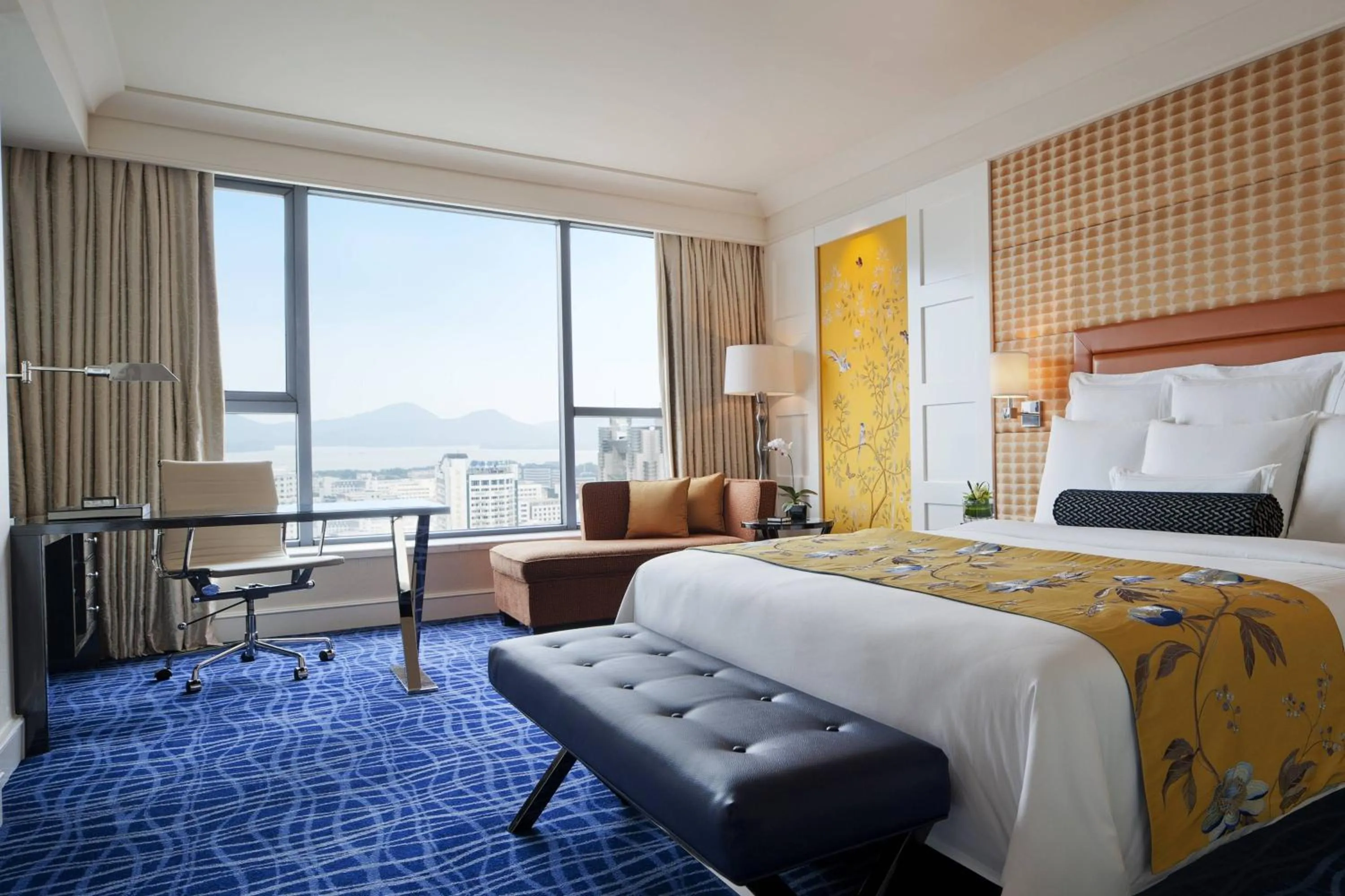 Photo of the whole room, Bed in JW Marriott Hotel Hangzhou