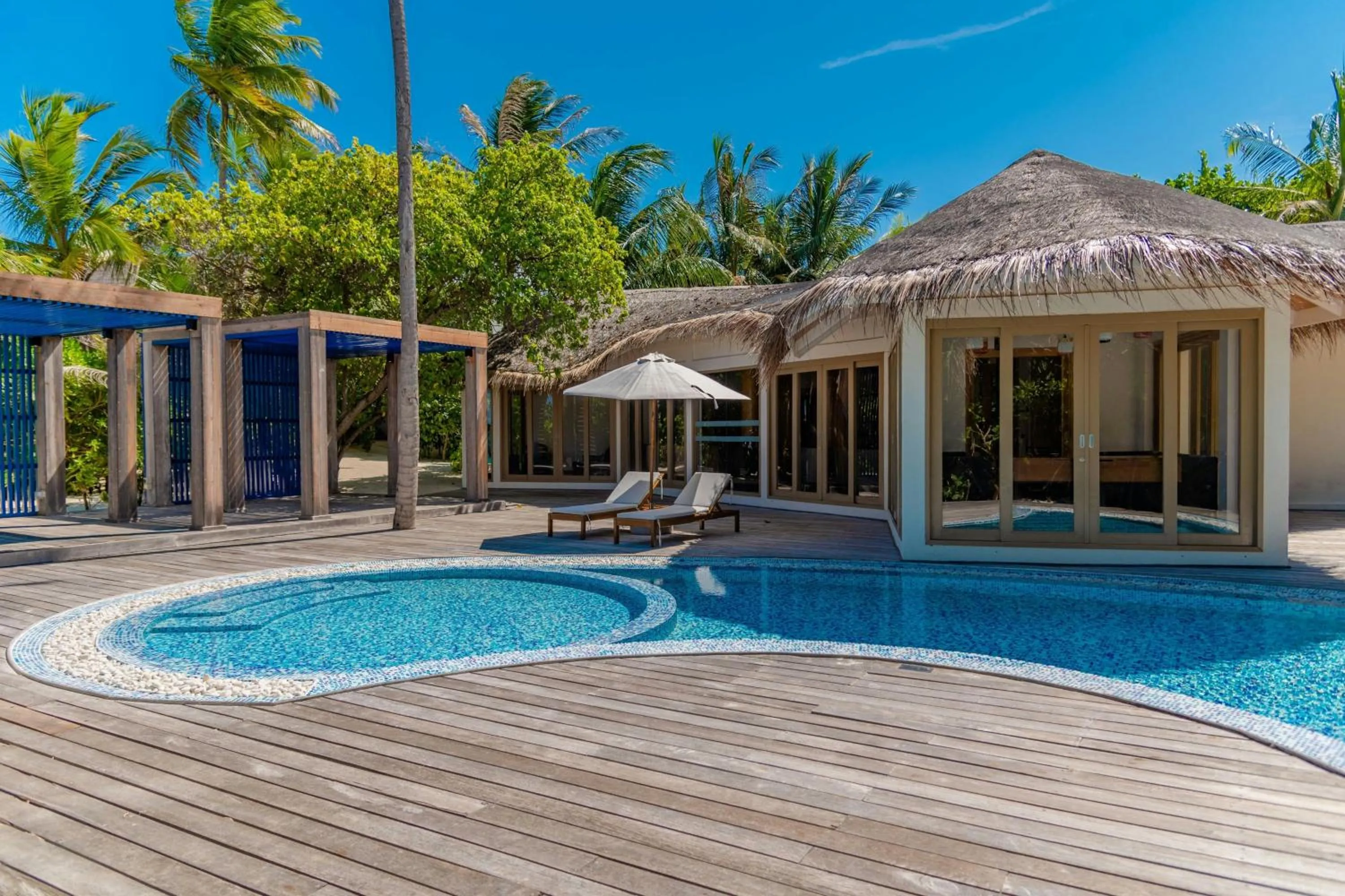 Lounge or bar in JW Marriott Maldives Resort & Spa