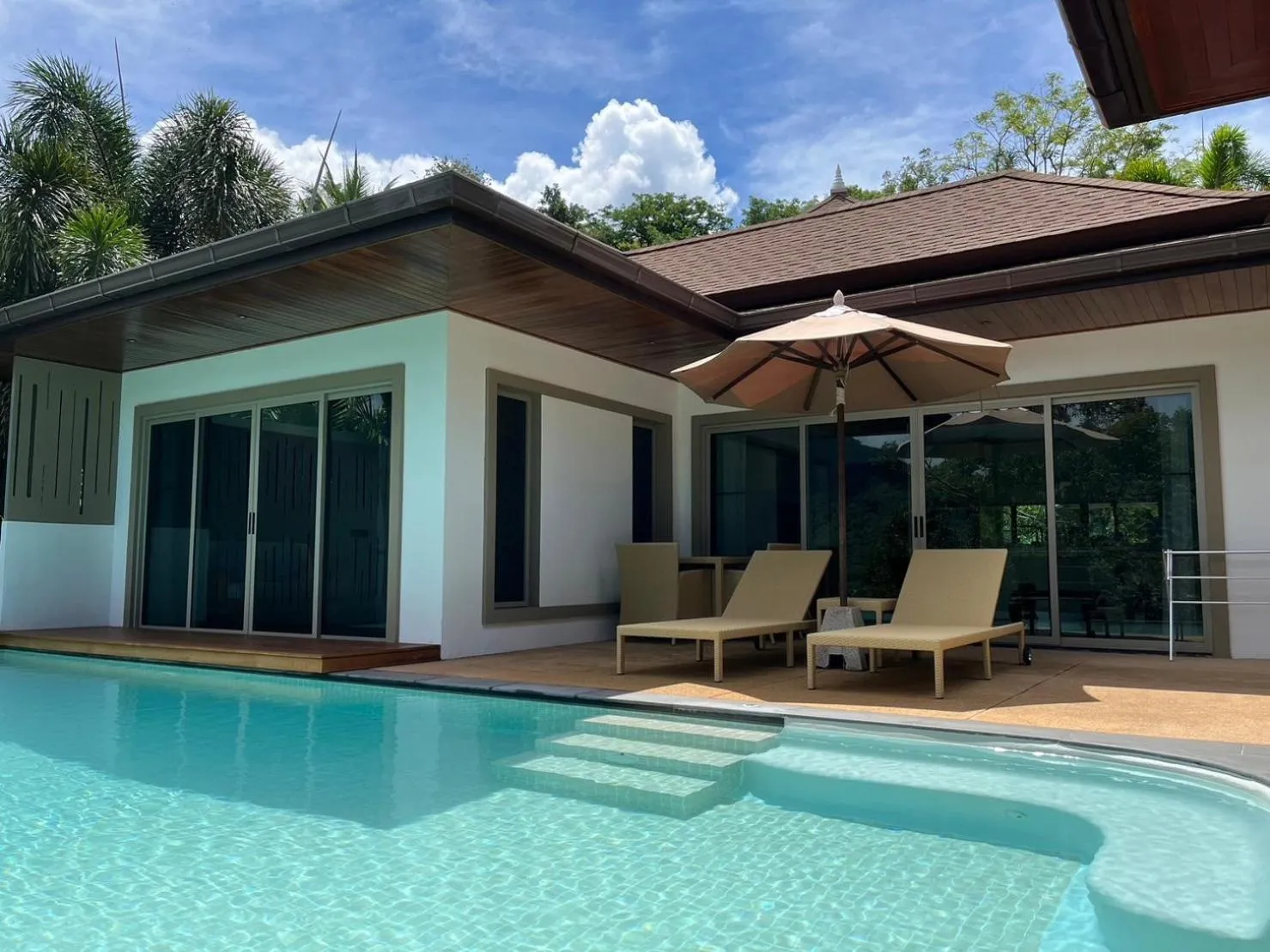 Swimming pool in Villa Tantawan Resort - Private Pool Villas
