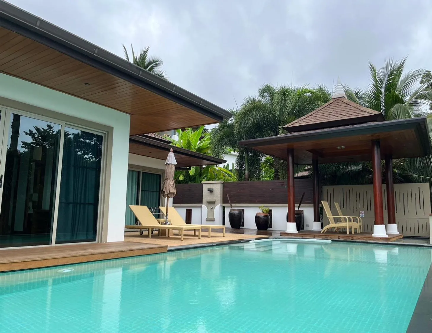 Swimming pool in Villa Tantawan Resort - Private Pool Villas