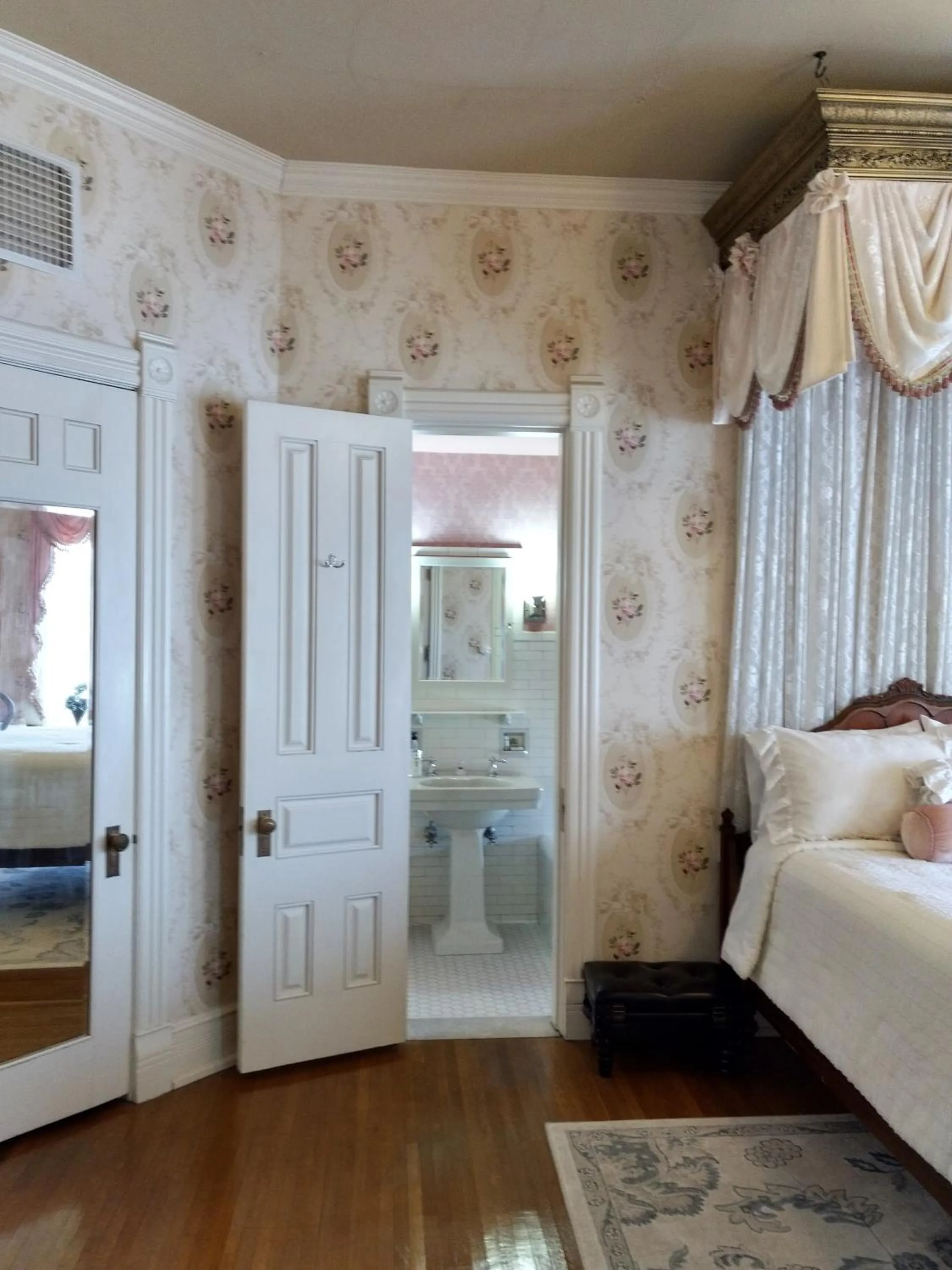 Bed in Alexander Mansion Bed & Breakfast