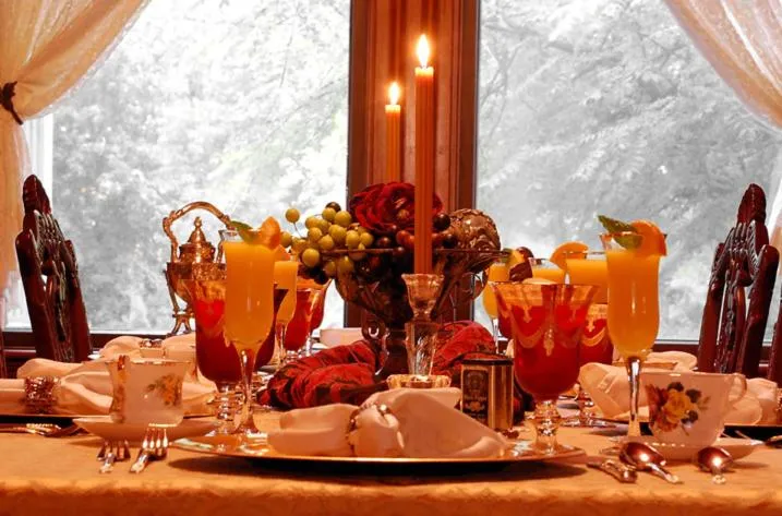 Breakfast in Alexander Mansion Bed & Breakfast