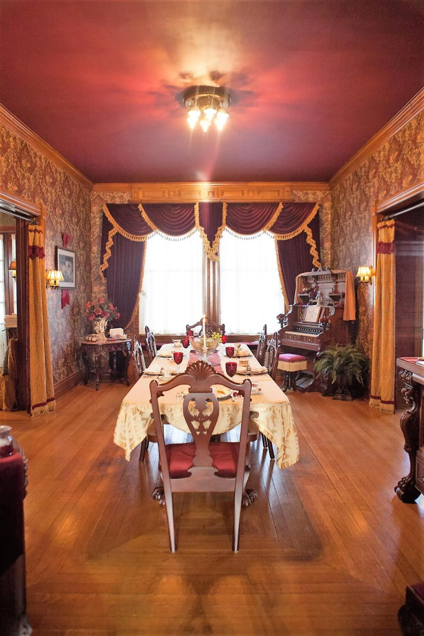 Dining area in Alexander Mansion Bed & Breakfast