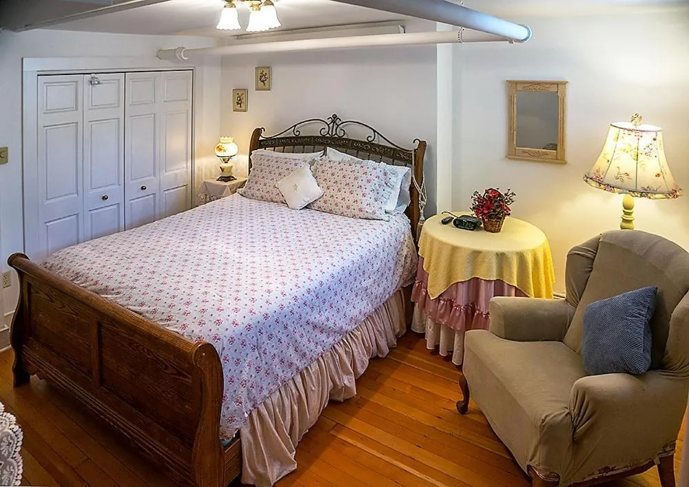 Bed in Alexander Mansion Bed & Breakfast