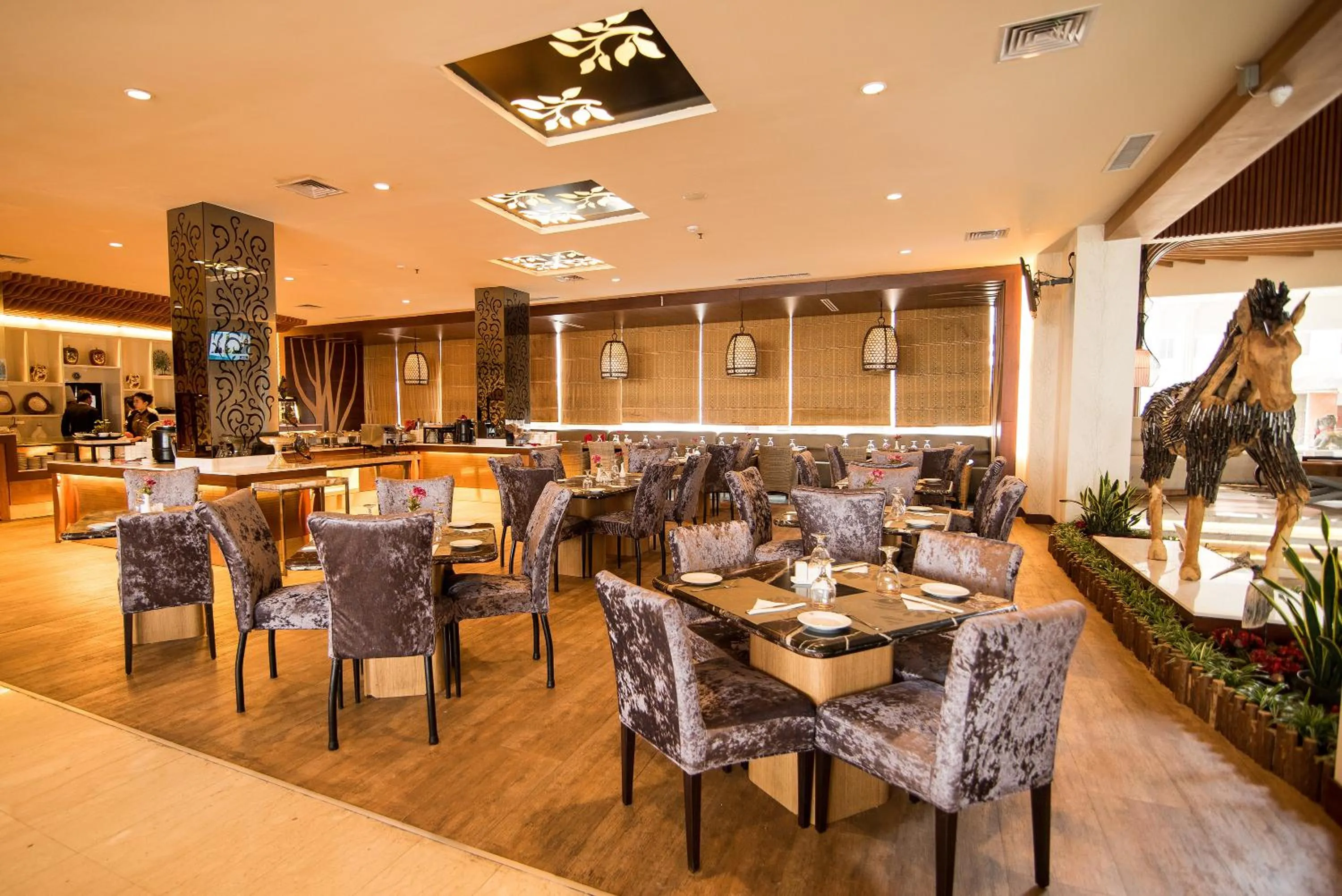 Restaurant/places to eat in Crown Vista Hotel