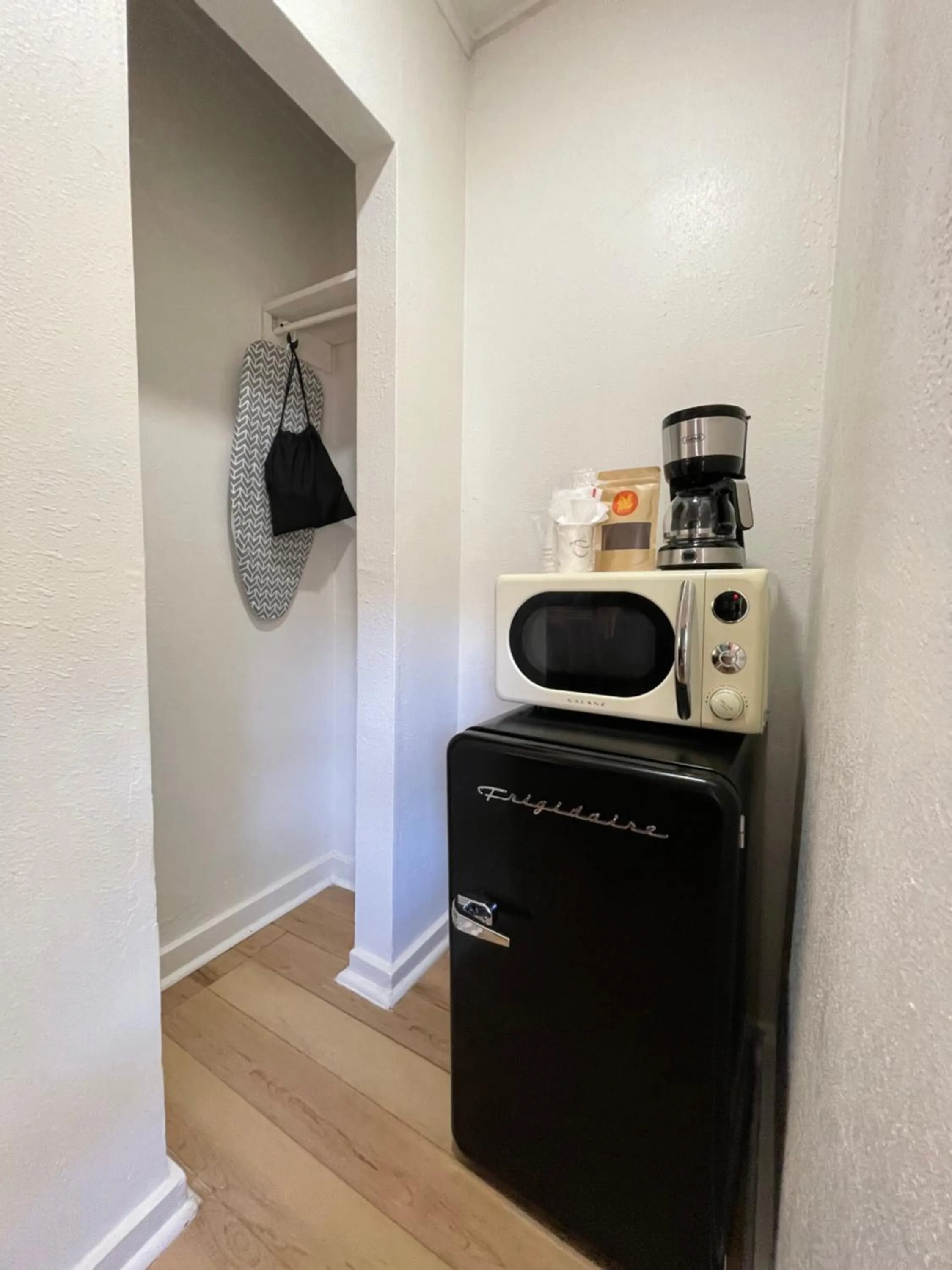 Coffee/tea facilities in Frederick Motel