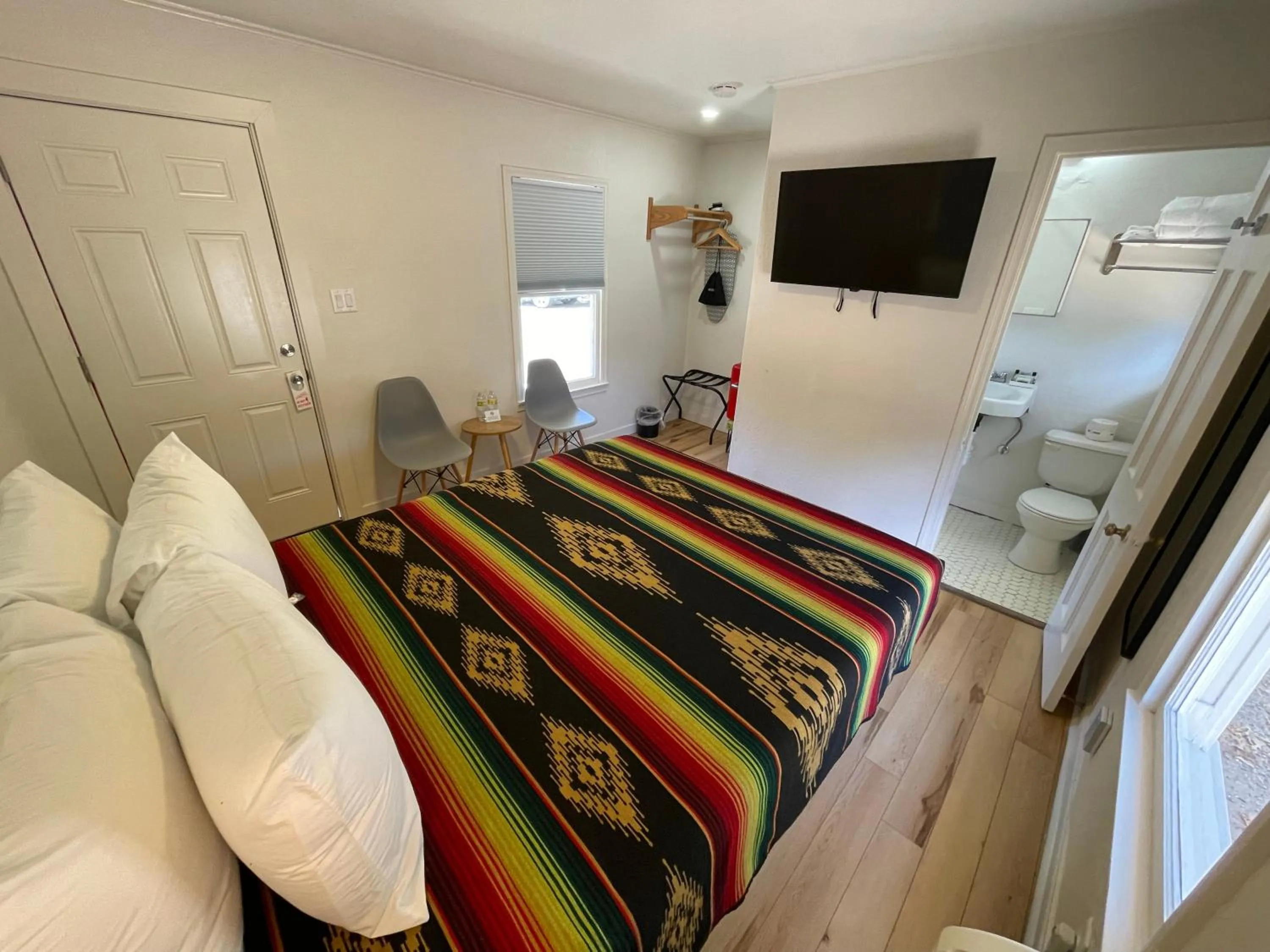 Toilet, Bed in Frederick Motel
