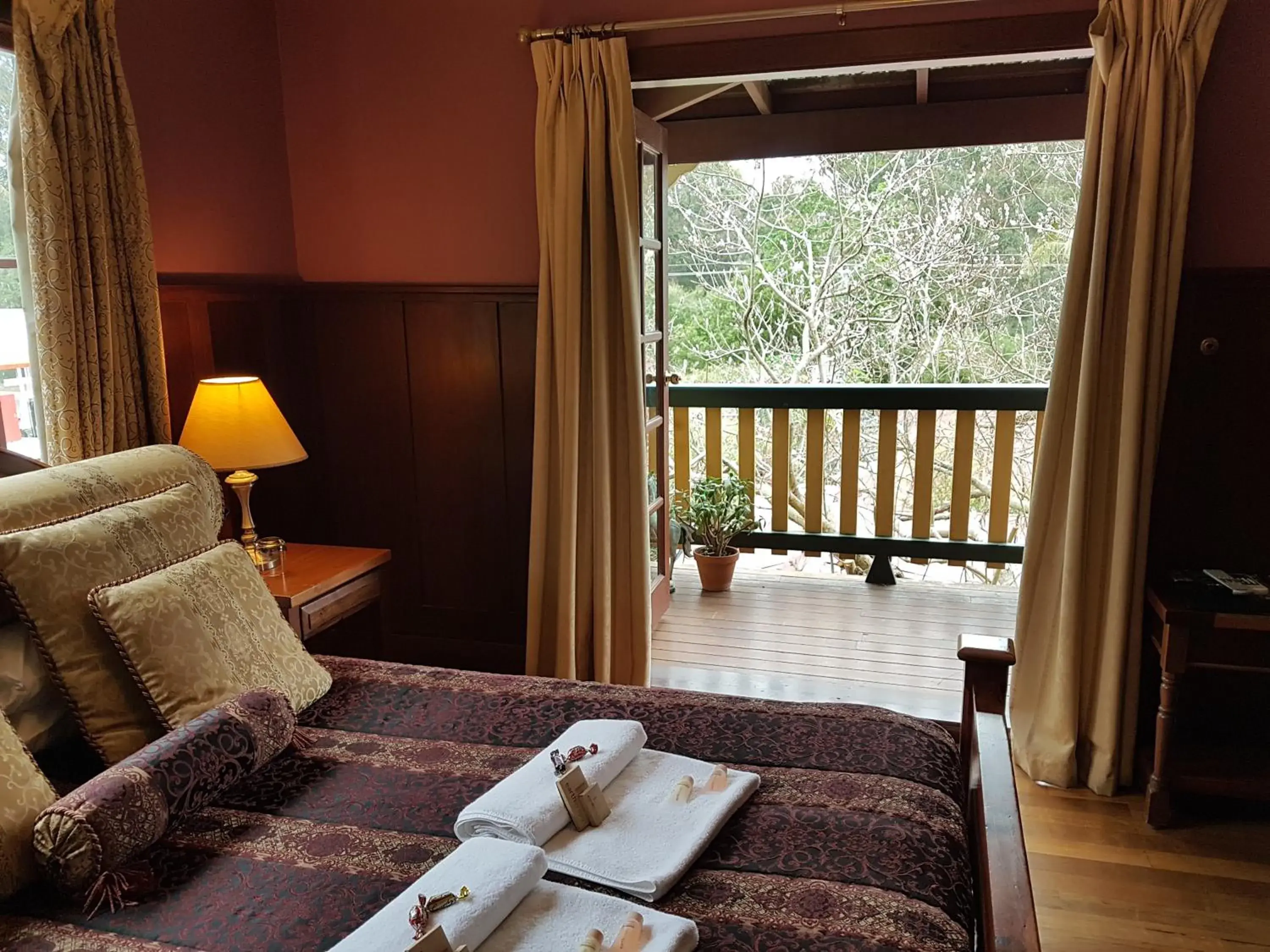 Queen Room with Spa Bath - Top Floor in Bridgefield Guest House Queen Room with Spa Bath - Top Floor in Bridgefield Guest House